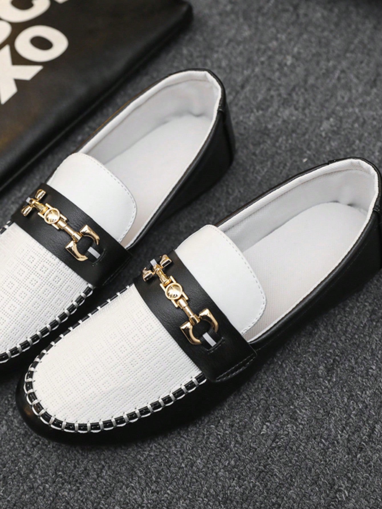 Mocassim Masculino Bicolor Detalhe Metálico Estilo Elegante Mocassim Masculino Bicolor Detalhe Metálico Estilo Elegante
