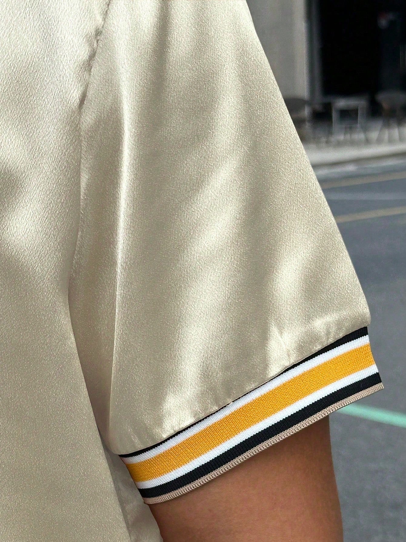 Camisa Masculina De Botão Acetinada Detalhes Listrados Camisa Masculina De Botão Acetinada Detalhes Listrados