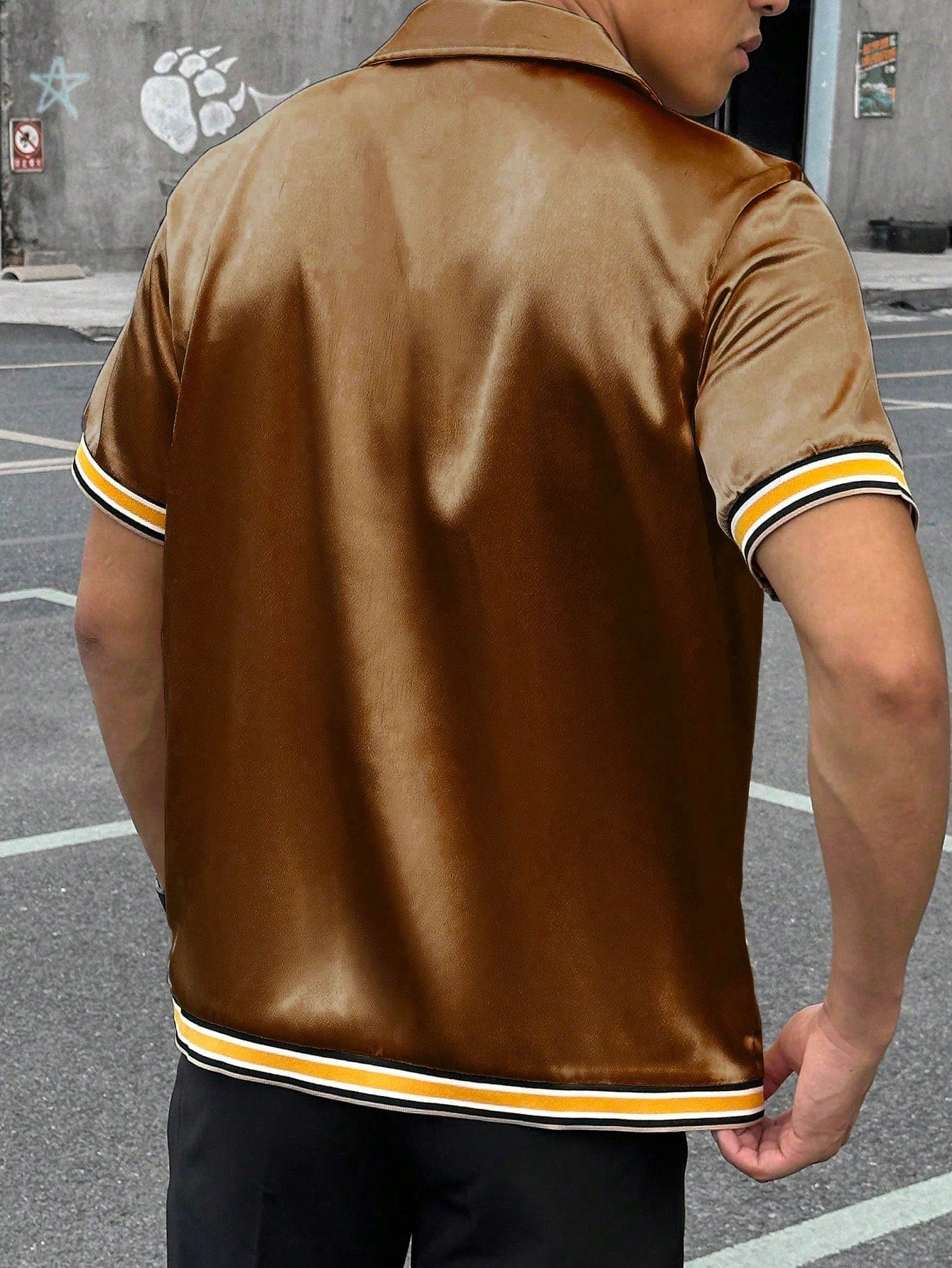 Camisa Masculina De Botão Acetinada Detalhes Listrados Camisa Masculina De Botão Acetinada Detalhes Listrados