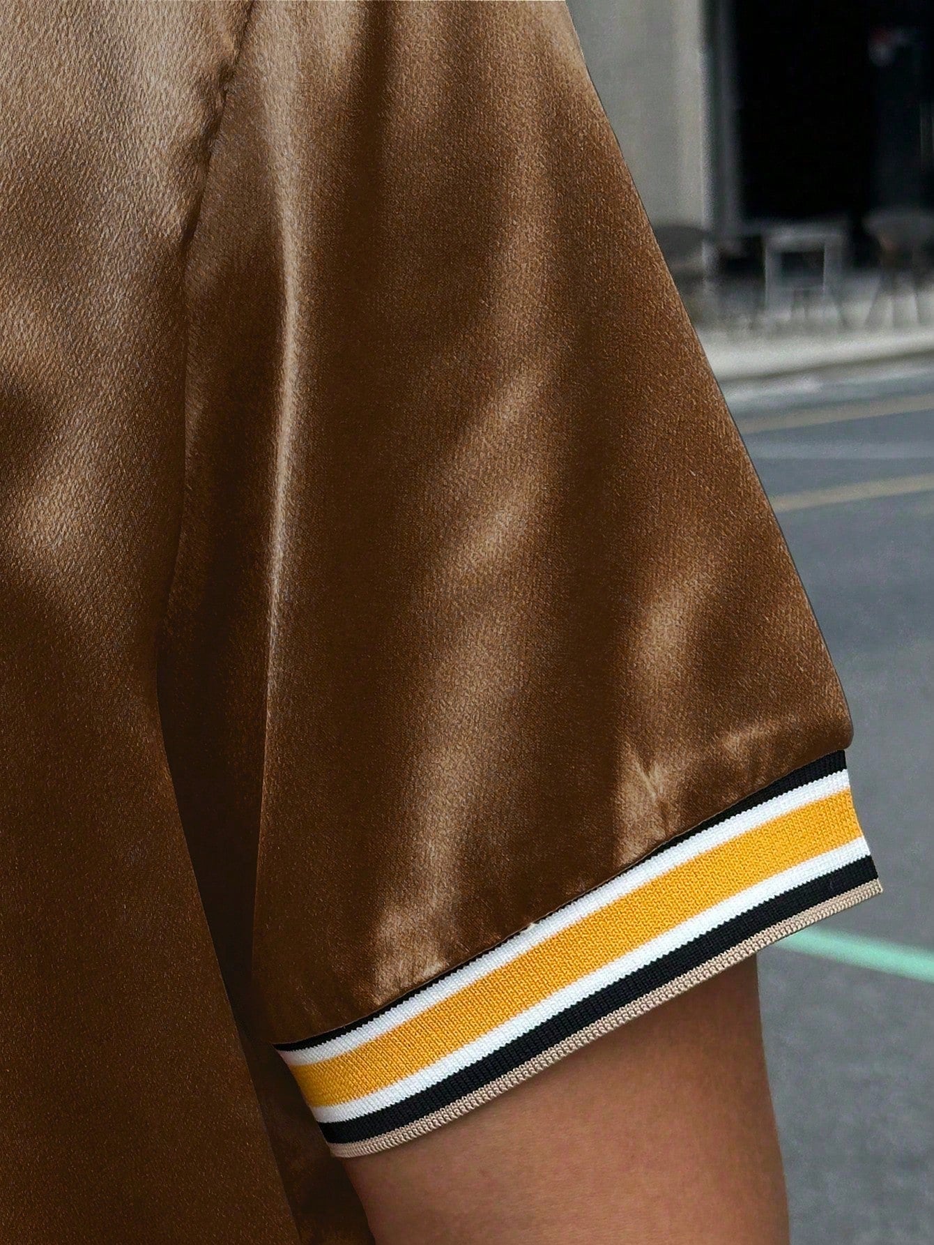 Camisa Masculina De Botão Acetinada Detalhes Listrados Camisa Masculina De Botão Acetinada Detalhes Listrados