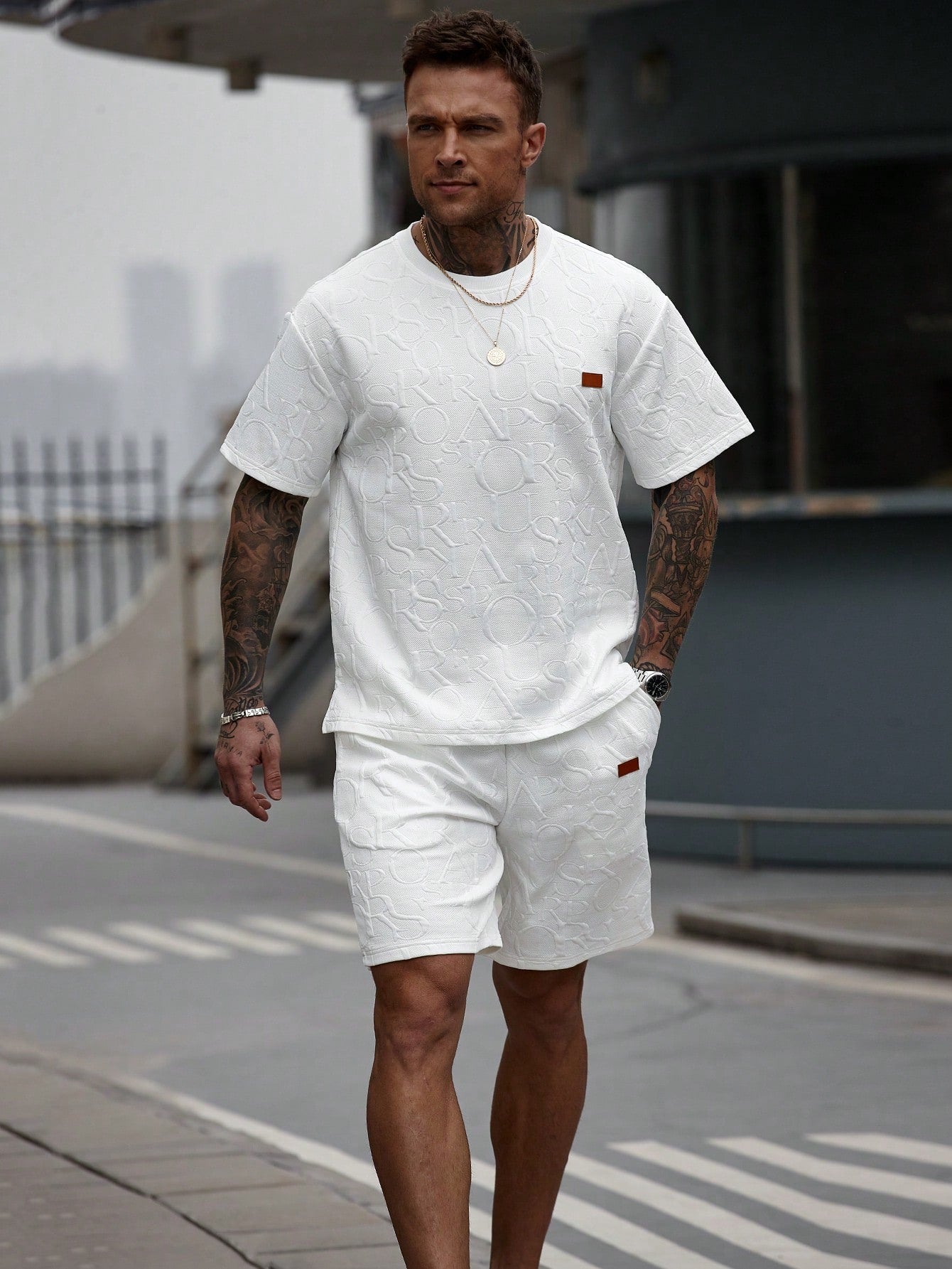 Conjunto Masculino Camiseta Lettering Relevo E Shorts Ajustáveis Conjunto Masculino Camiseta Lettering Relevo E Shorts