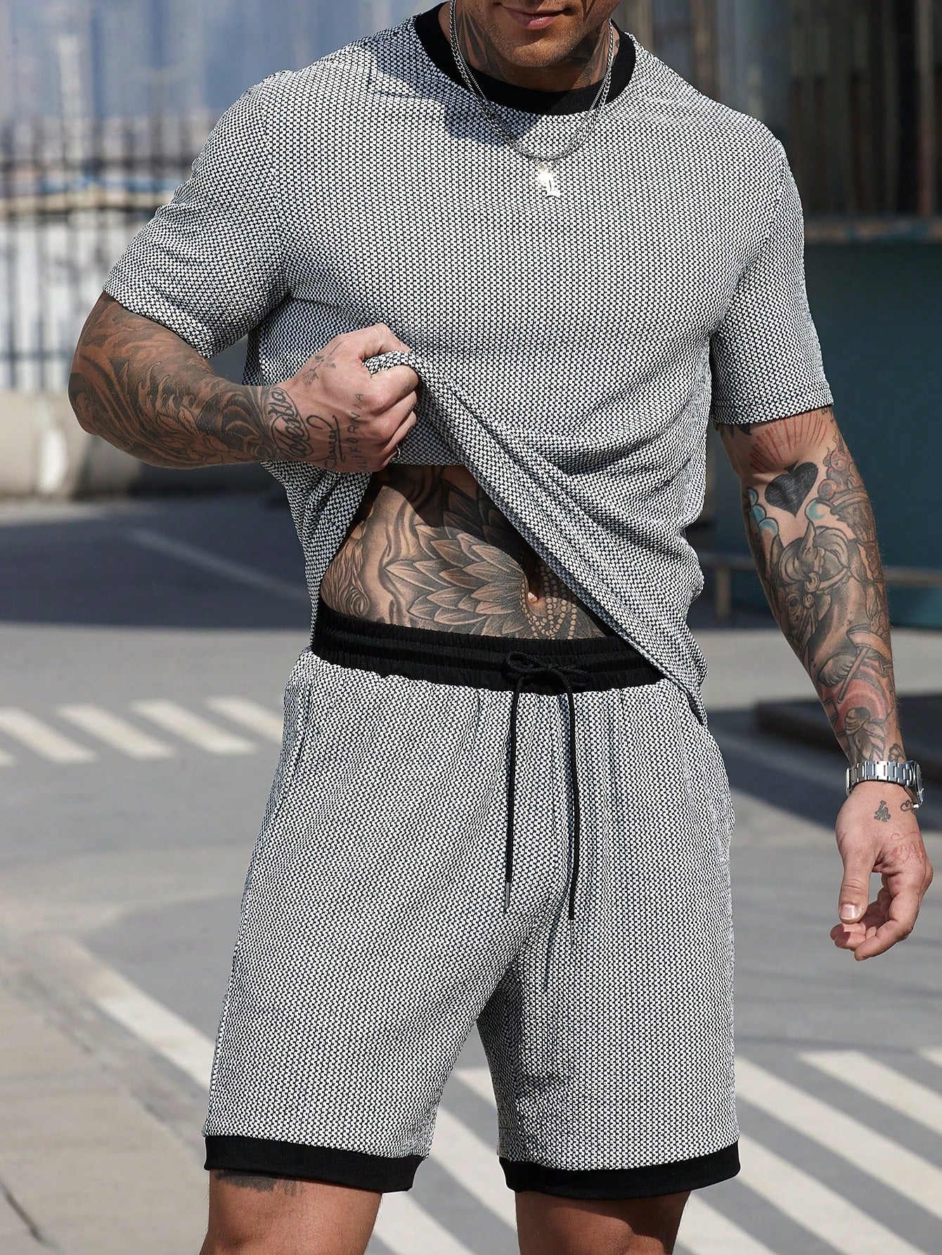 Conjunto Masculino Camiseta Estampada E Shorts Cós Ajustável Conjunto Masculino Camiseta Estampada E Shorts Cós