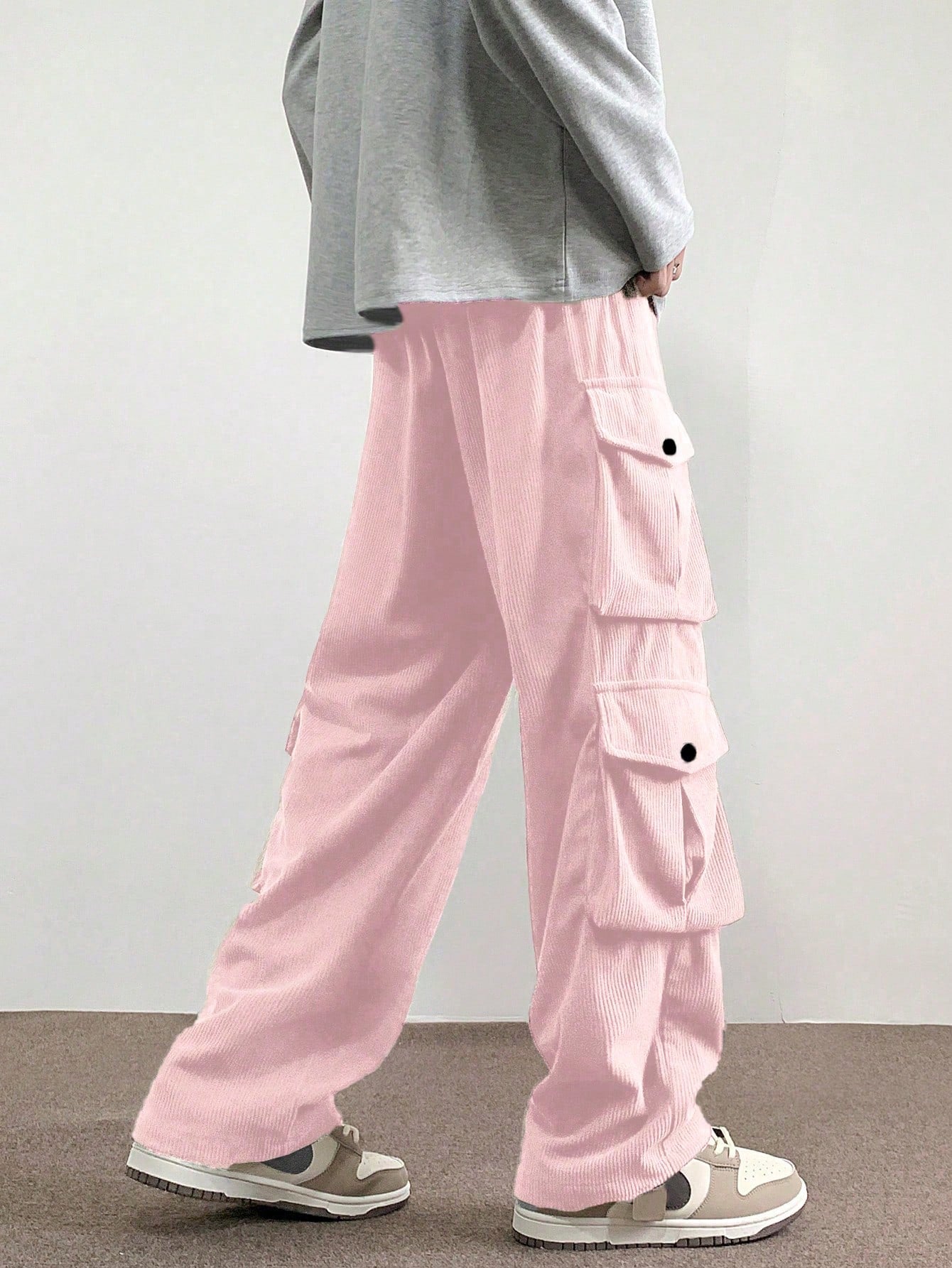 Calça Masculina Cargo Solta Bolsos Sobrepostos E Cintura Ajustável Calça Masculina Cargo Solta Bolsos Sobrepostos E