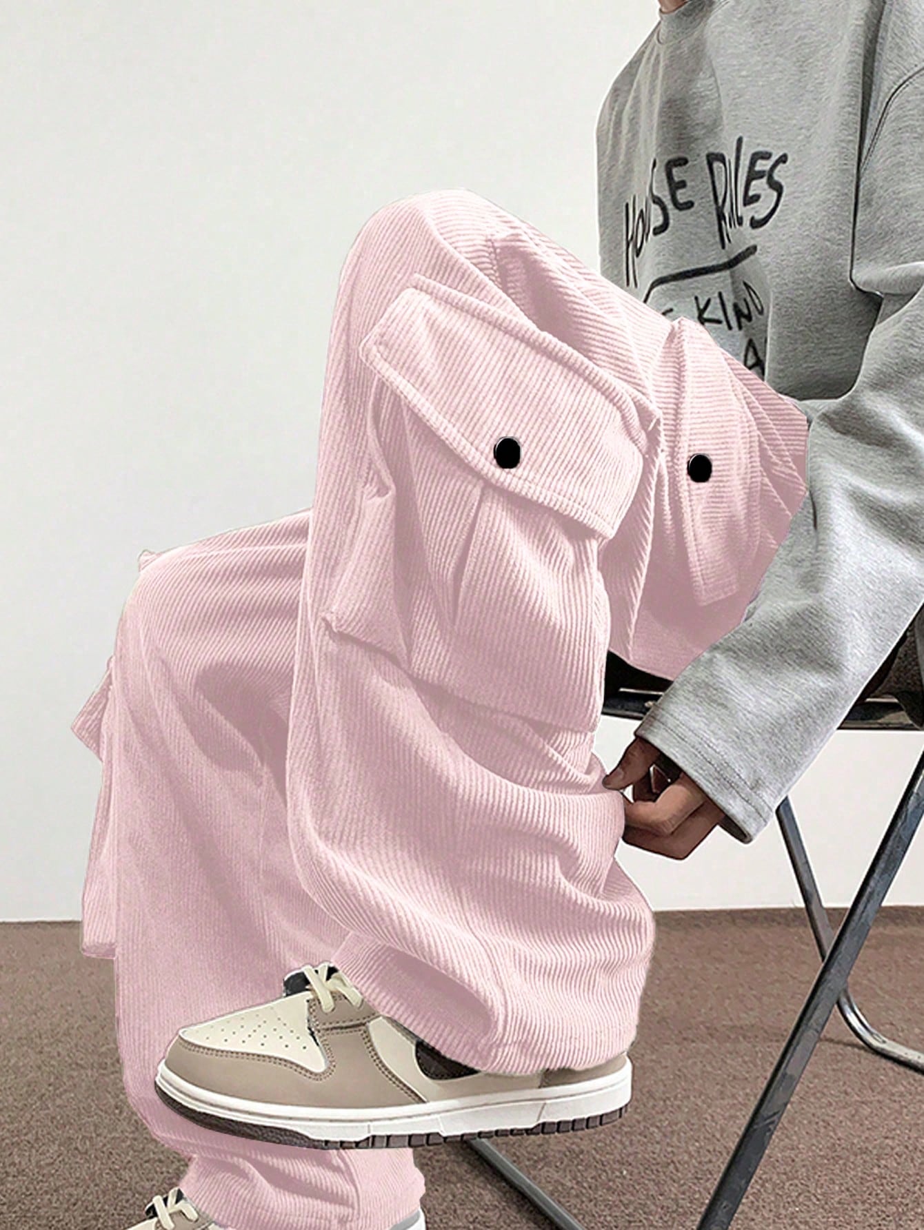 Calça Masculina Cargo Solta Bolsos Sobrepostos E Cintura Ajustável Calça Masculina Cargo Solta Bolsos Sobrepostos E