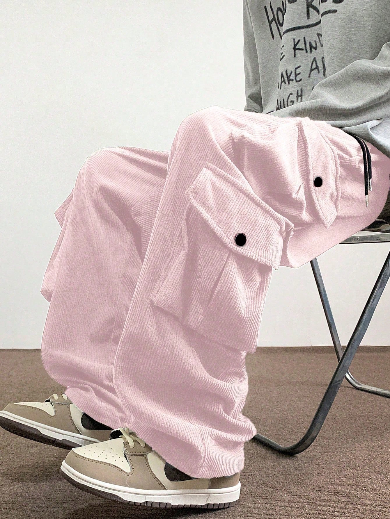 Calça Masculina Cargo Solta Bolsos Sobrepostos E Cintura Ajustável Calça Masculina Cargo Solta Bolsos Sobrepostos E