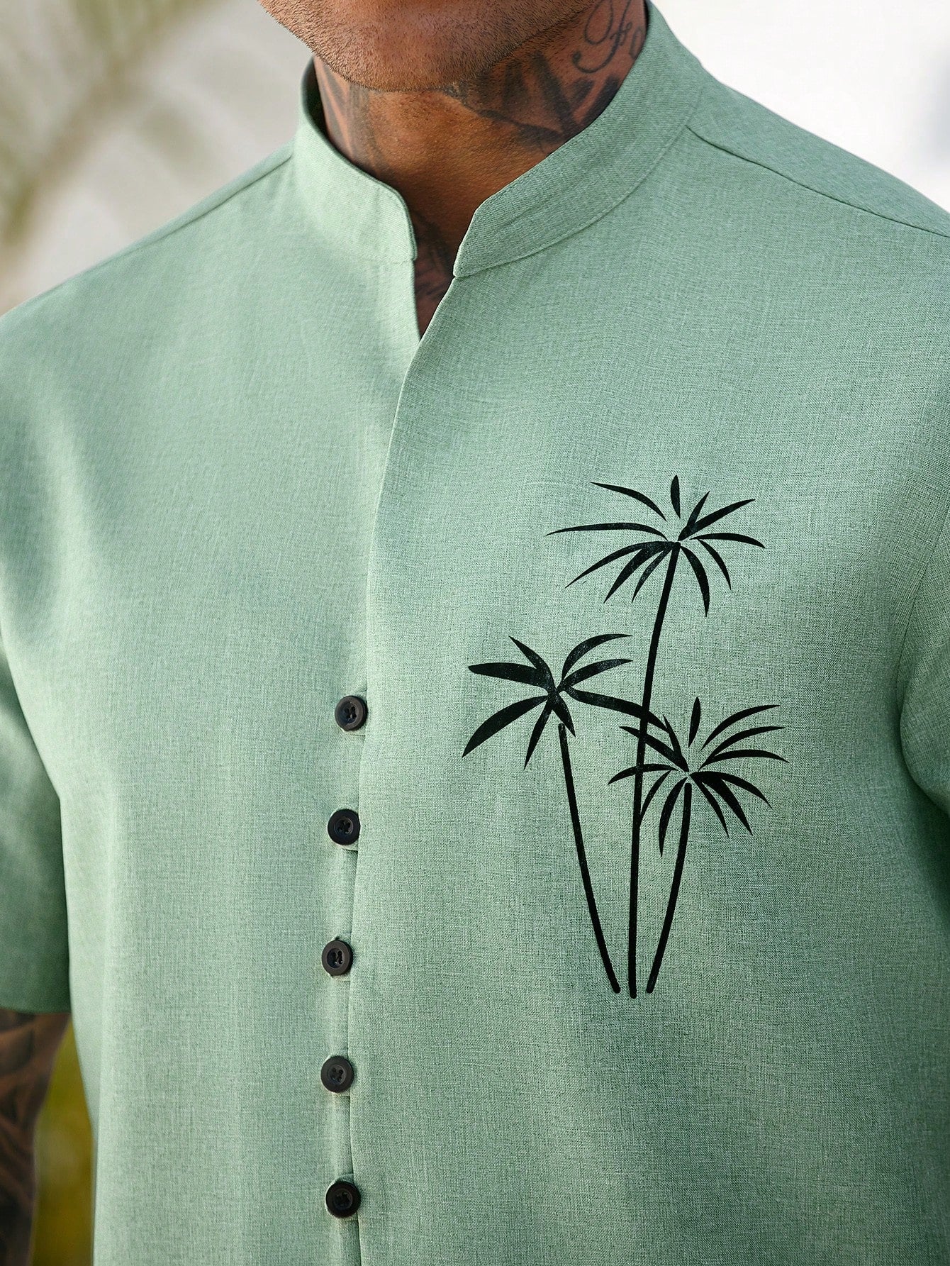 Camisa Masculina Gola Padre Estampa Tropical Botões Frontais Camisa Masculina Gola Padre Estampa Tropical Botões