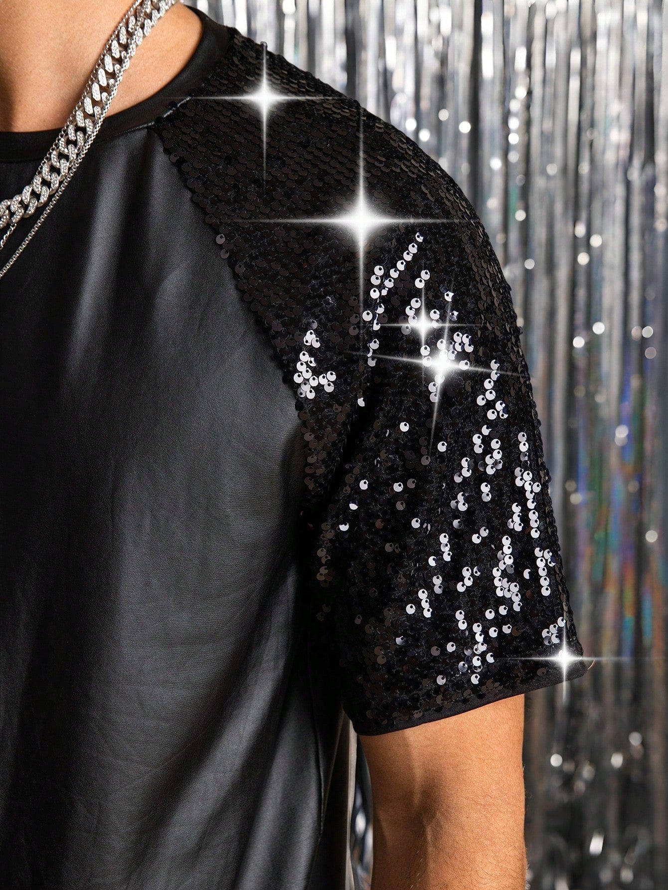 Camiseta Masculina Slim Mangas Paetê Couro Sintético Camiseta Masculina Slim Mangas Paetê Couro Sintético