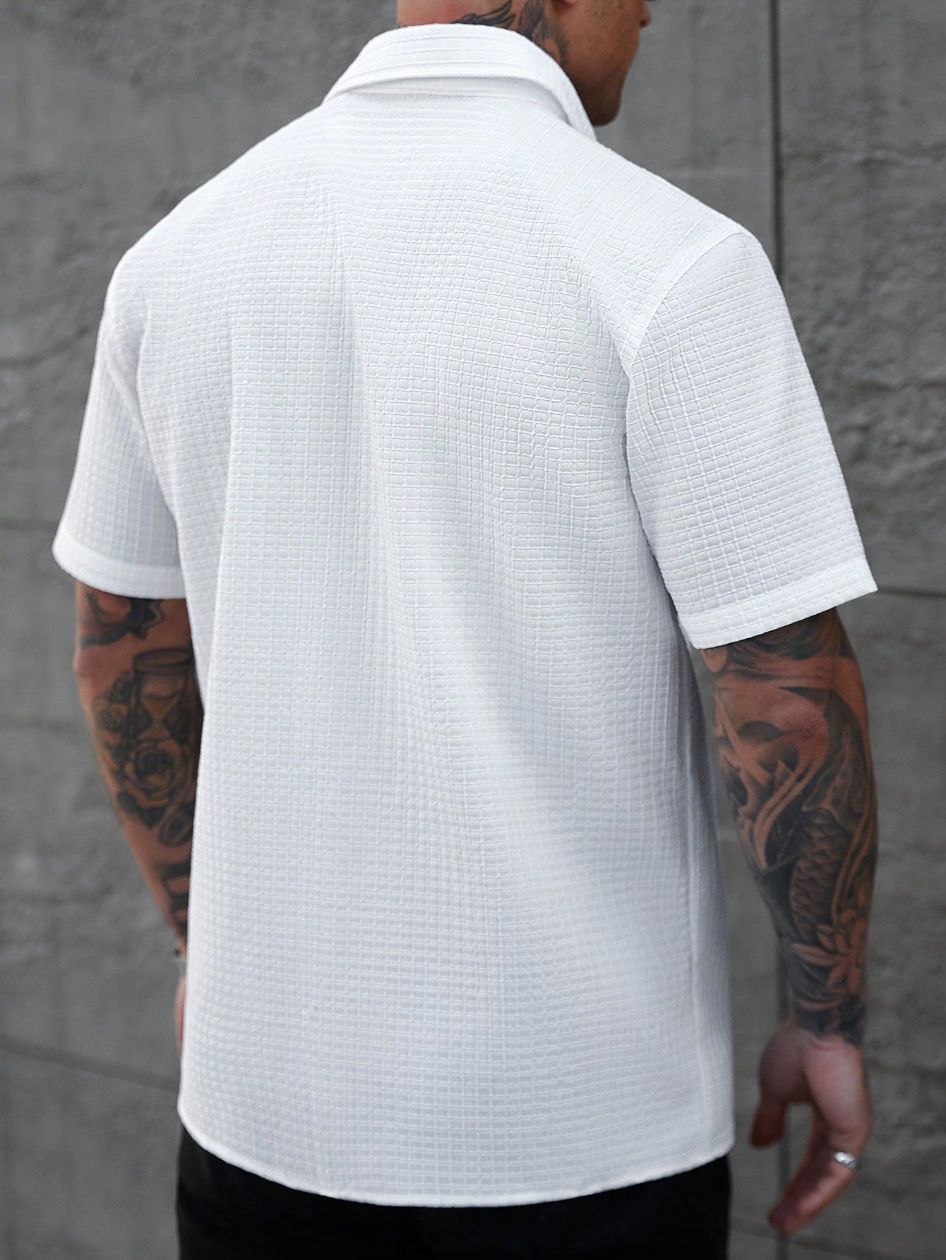 Camisa Masculina De Botão Textura Minimalista Botões Contrastantes Camisa Masculina De Botão Textura Minimalista Botões