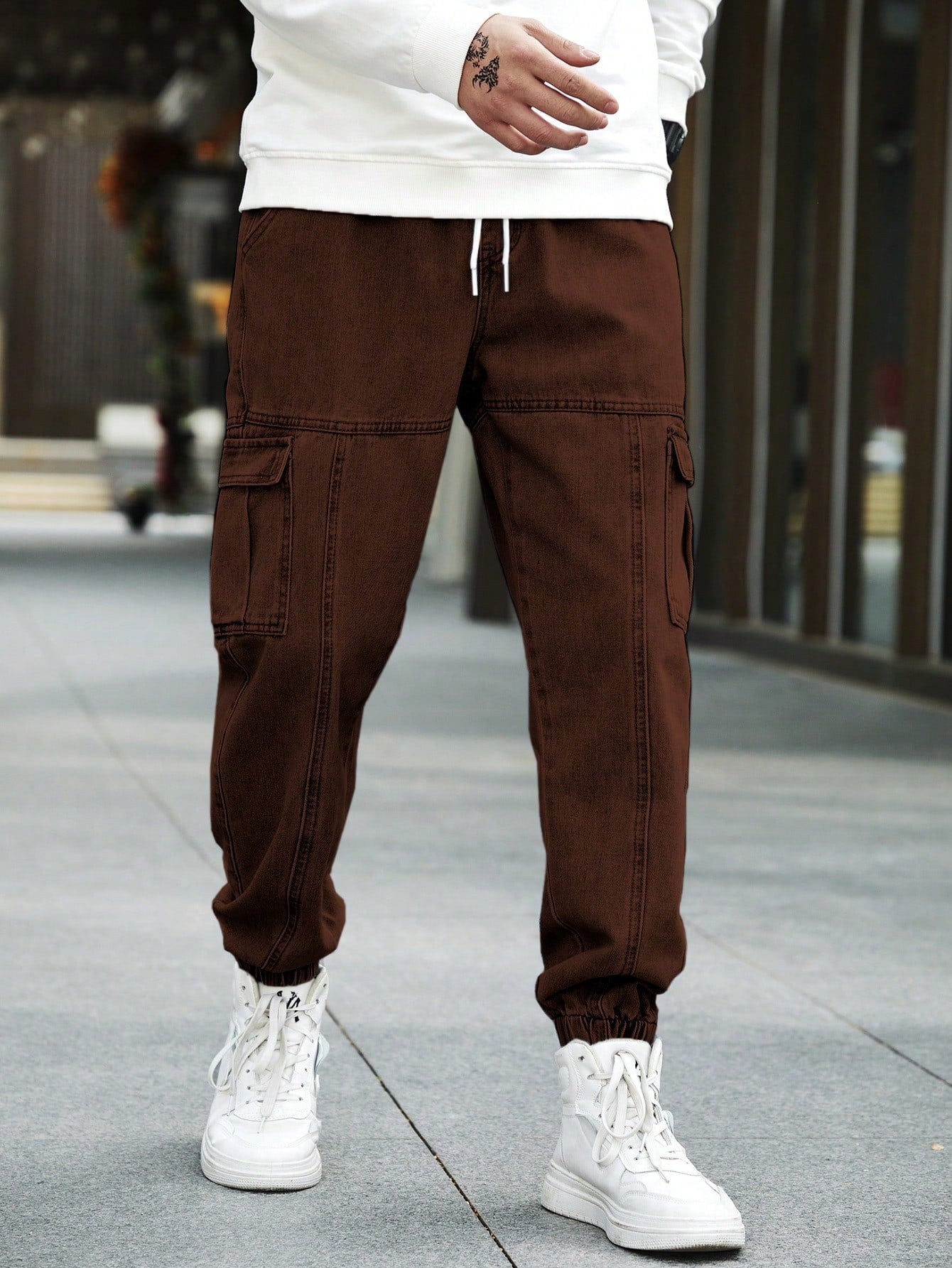 Calça Masculina Cargo Jogger Com Bolsos Laterais E Cordão Ajustável Calça Masculina Cargo Jogger Com Bolsos Laterais E