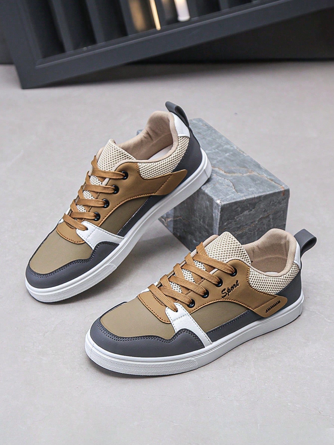 Tênis Masculino Casual Estilo Street com Recortes Modernos Tênis Masculino Casual Estilo Street com Recortes Modernos