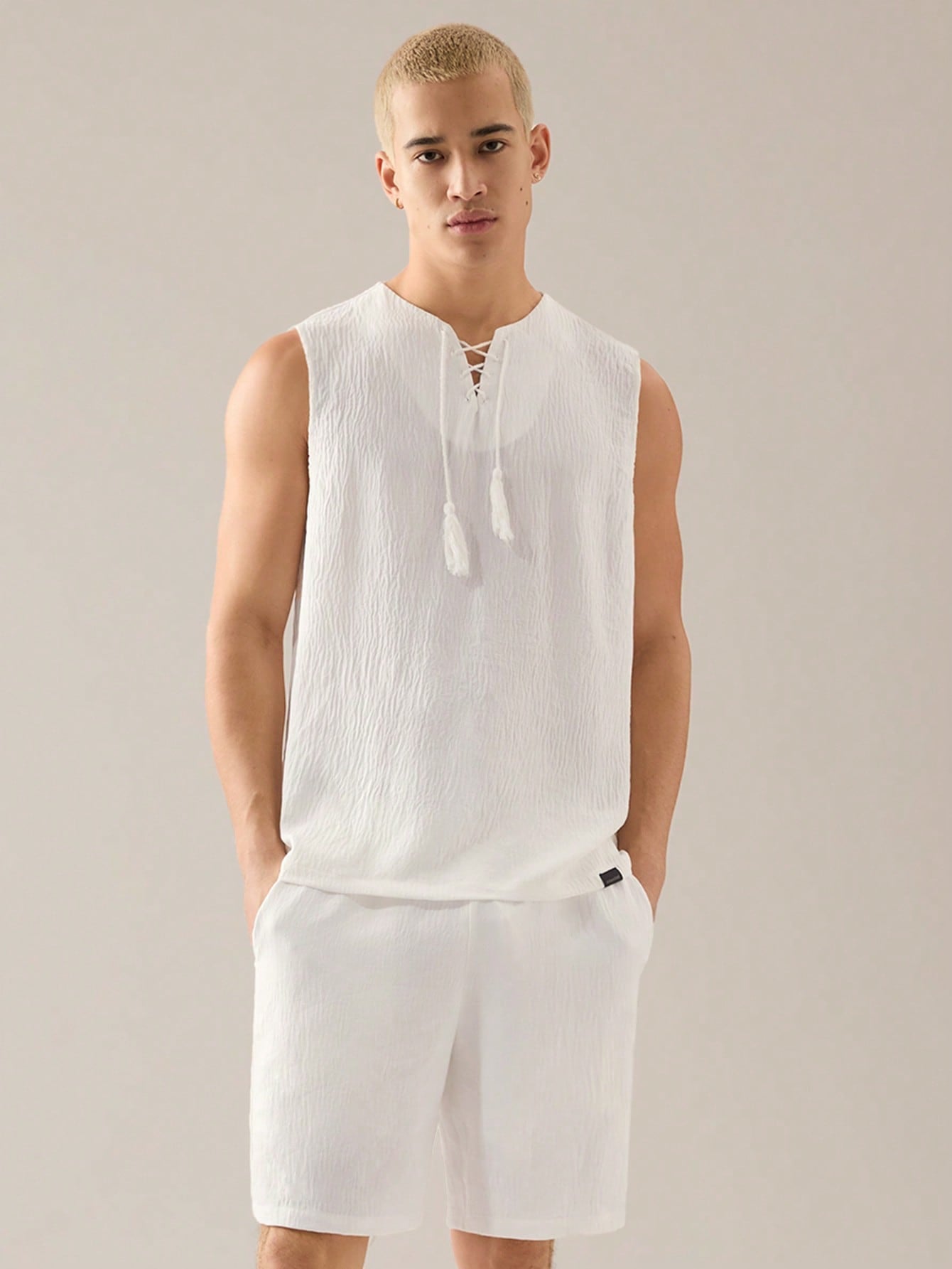 Conjunto Masculino Regata Solta Em Tecido E Shorts Cós Elástico Conjunto Masculino Regata Solta Em Tecido E Shorts Cós