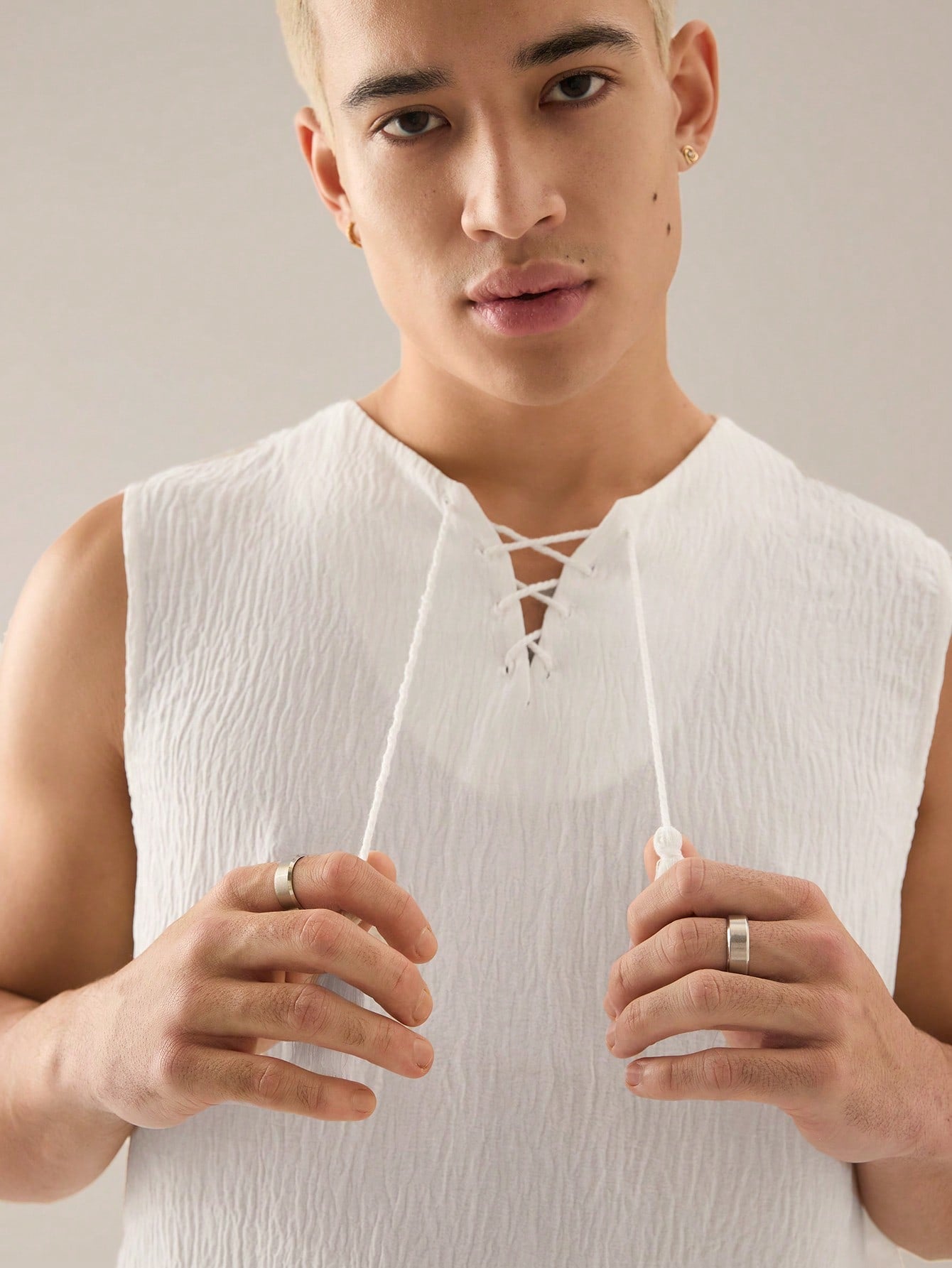 Conjunto Masculino Regata Solta Em Tecido E Shorts Cós Elástico Conjunto Masculino Regata Solta Em Tecido E Shorts Cós