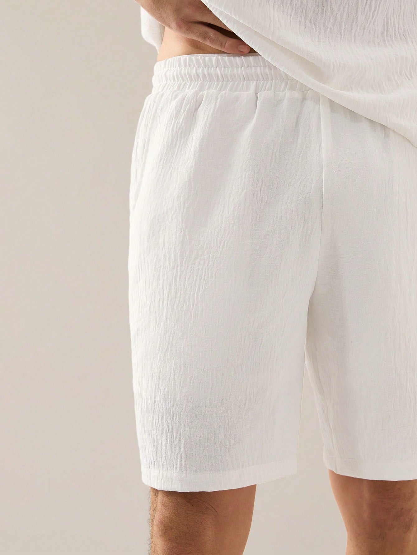 Conjunto Masculino Regata Solta Em Tecido E Shorts Cós Elástico Conjunto Masculino Regata Solta Em Tecido E Shorts Cós