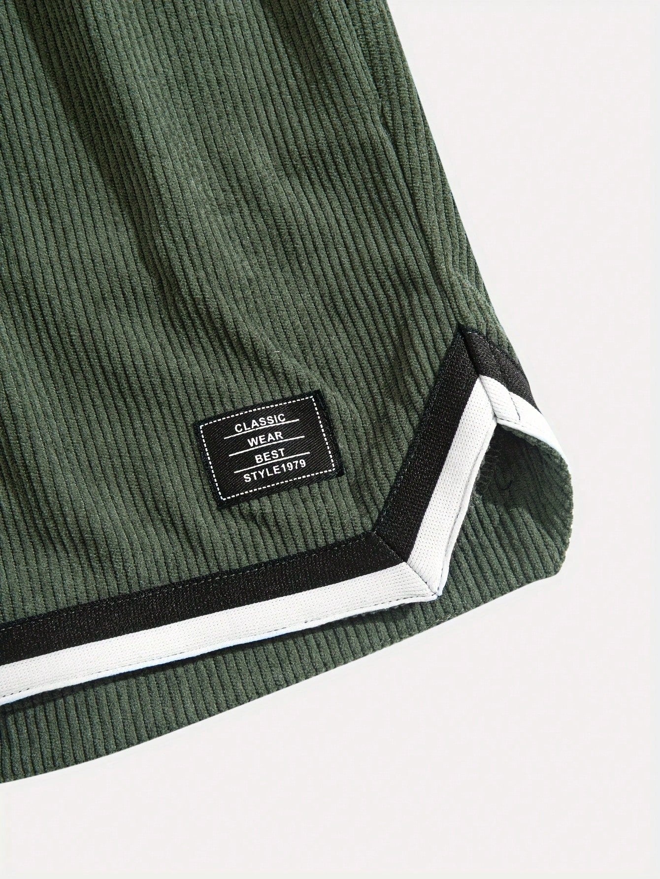 Shorts Masculino Em Veludo Cotelê Com Detalhes Contrastantes Shorts Masculino Em Veludo Cotelê Com Detalhes