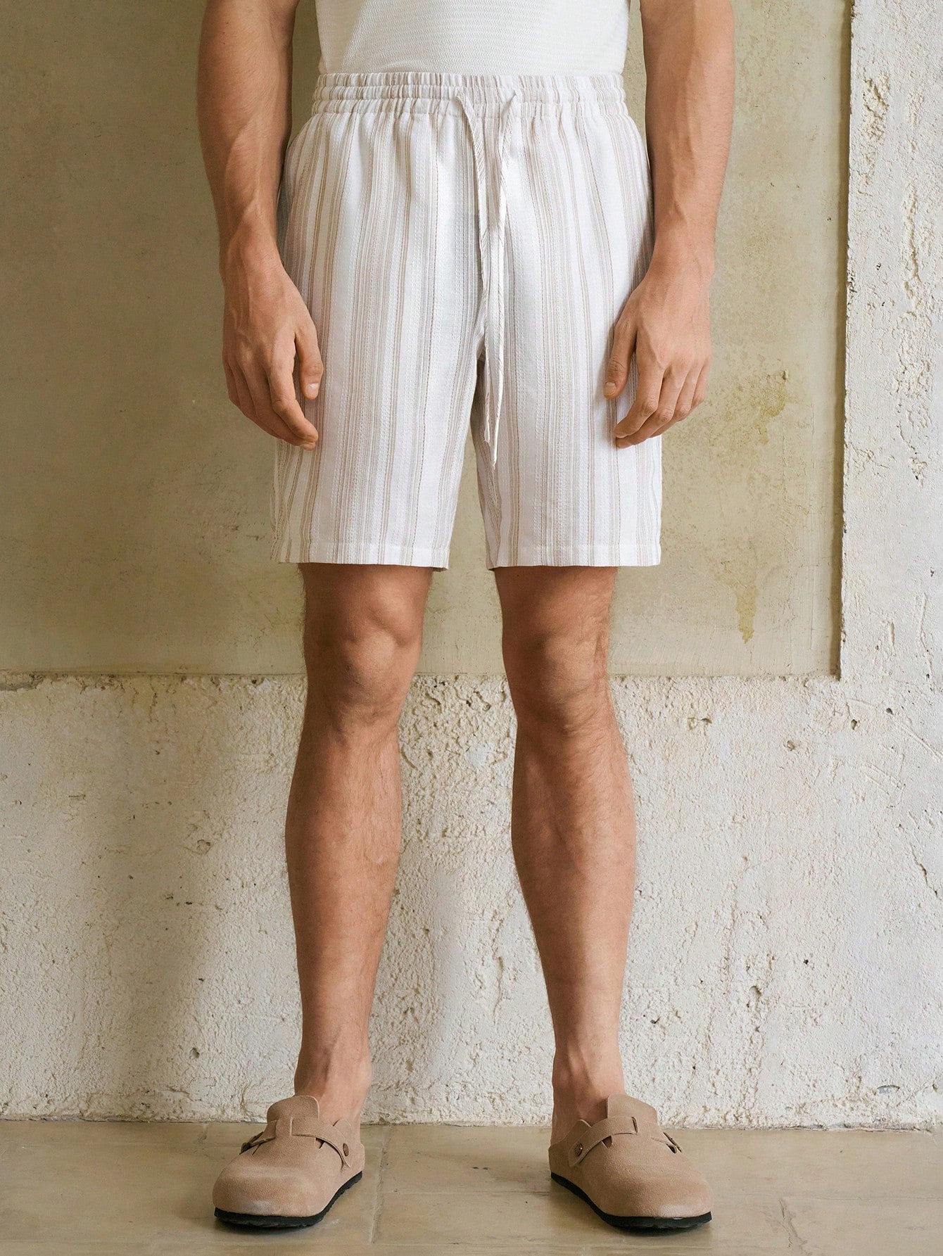 Bermuda Masculina Casual Com Corte Reto E Cós Médio Ajustável Bermuda Masculina Casual Com Corte Reto E Cós Médio