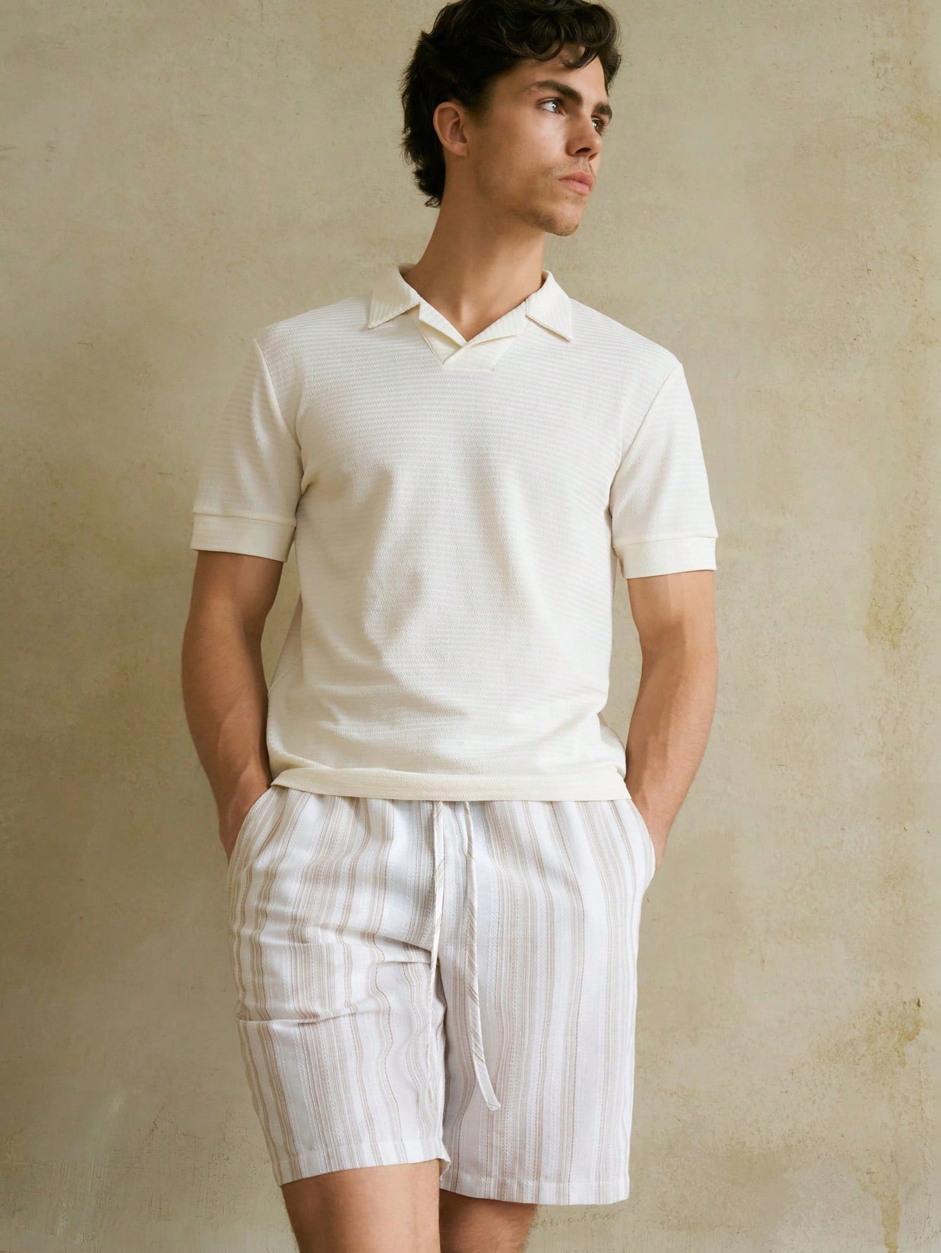 Bermuda Masculina Casual Com Corte Reto E Cós Médio Ajustável Bermuda Masculina Casual Com Corte Reto E Cós Médio