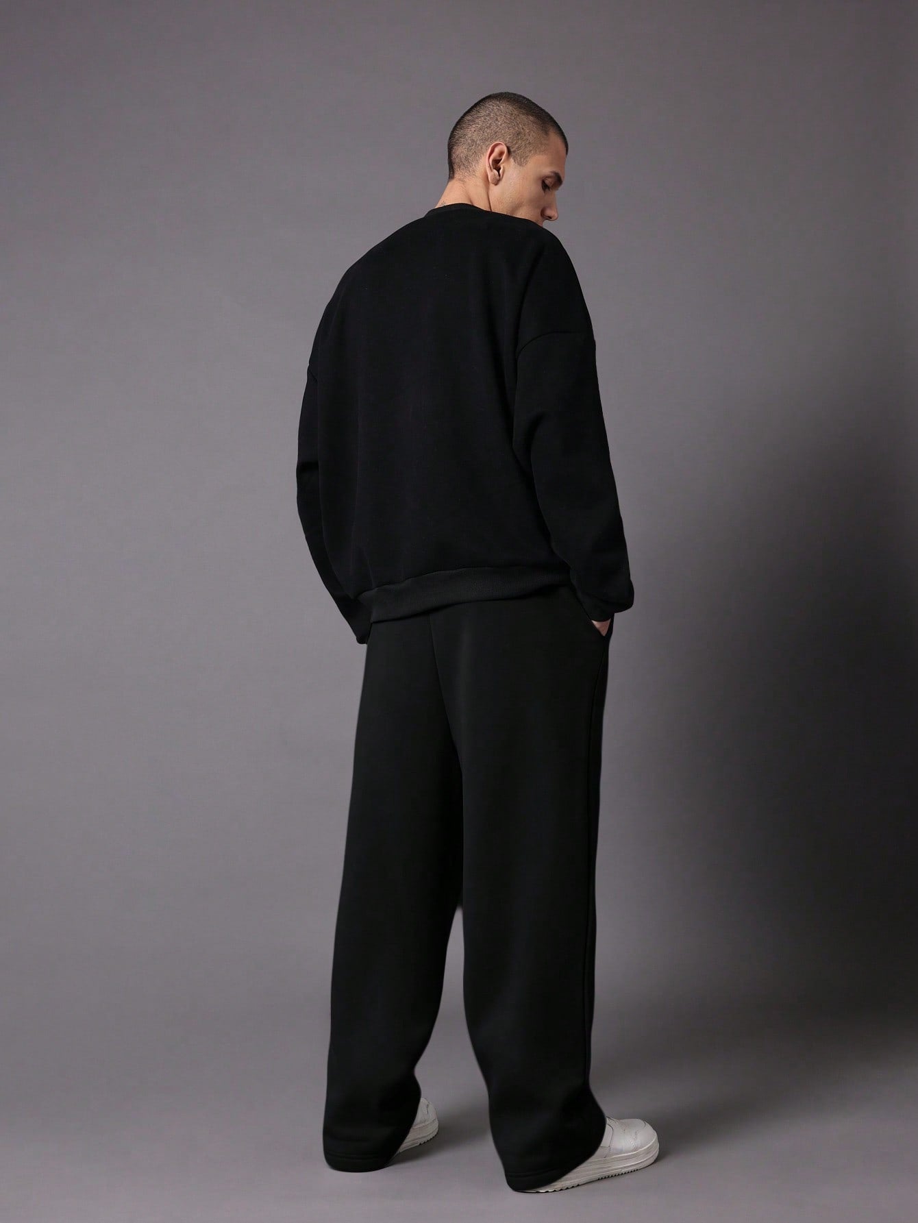 Calça Masculina Wide Leg Com Bordado Estilizado E Cós Ajustável Calça Masculina Wide Leg Com Bordado Estilizado E Cós