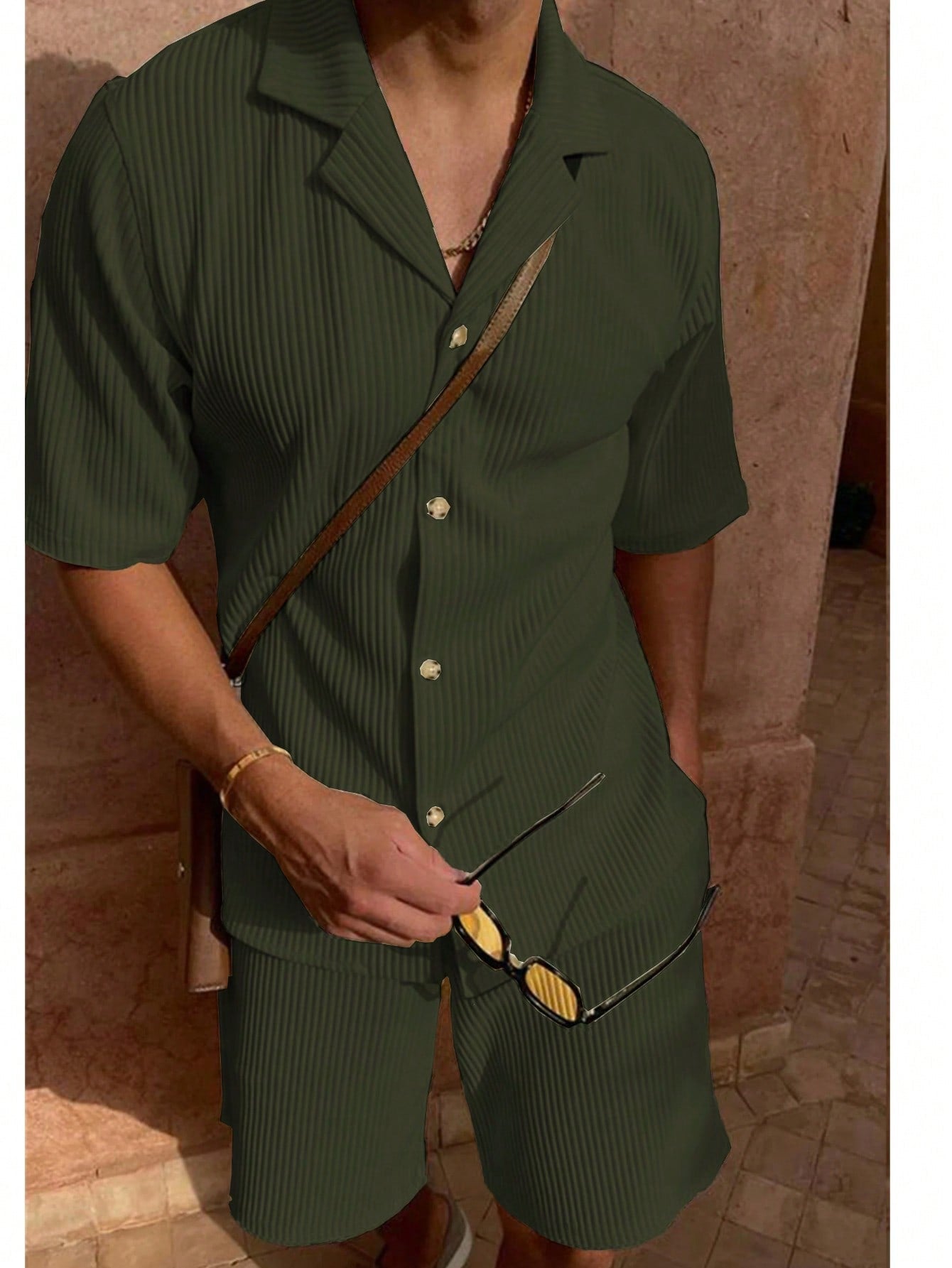 Conjunto Masculino Camisa Texturizada Gola Lapela E Shorts Com Cordão Verde Escuro / PP Conjunto Masculino Camisa