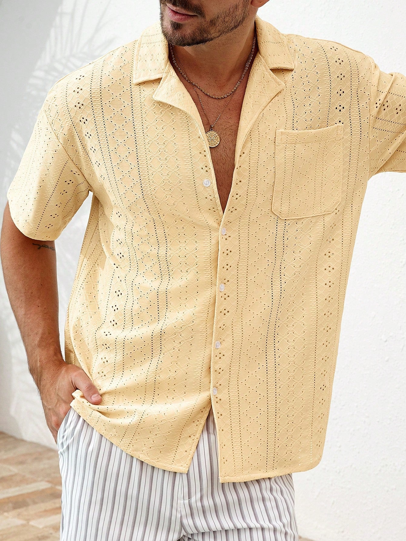 Camisa Masculina Botão Estilo Tropical Tecido Vazado Caqui / PP Camisa Masculina Botão Estilo Tropical Tecido Vazado