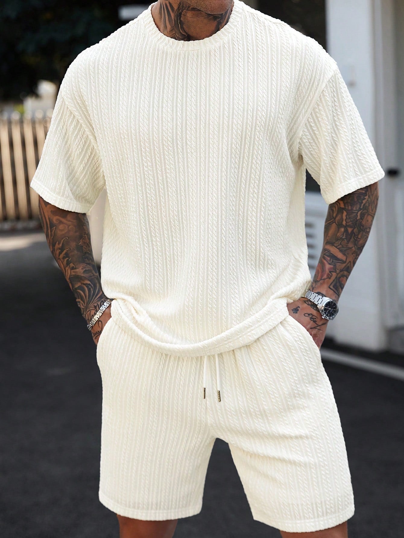 Conjunto Masculino Camiseta Texturizada Ombro Caído E Shorts Casuais Conjunto Masculino Camiseta Texturizada Ombro