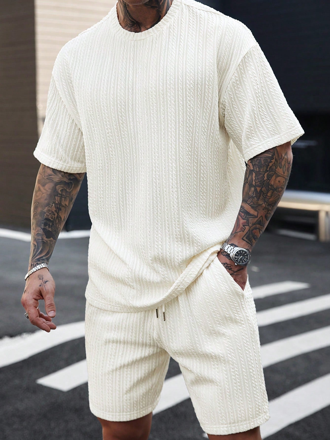 Conjunto Masculino Camiseta Texturizada Ombro Caído E Shorts Casuais Conjunto Masculino Camiseta Texturizada Ombro