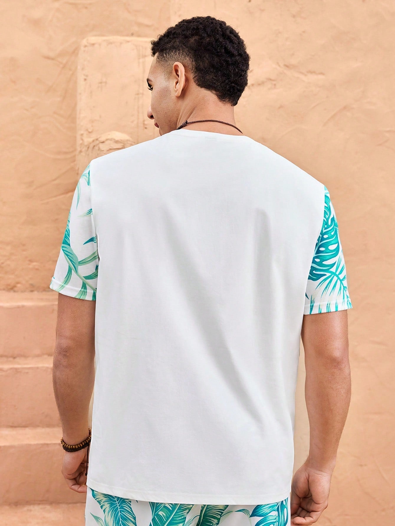 Camiseta Masculina Estampa Tropical Bolso Destacado Camiseta Masculina Estampa Tropical Bolso Destacado