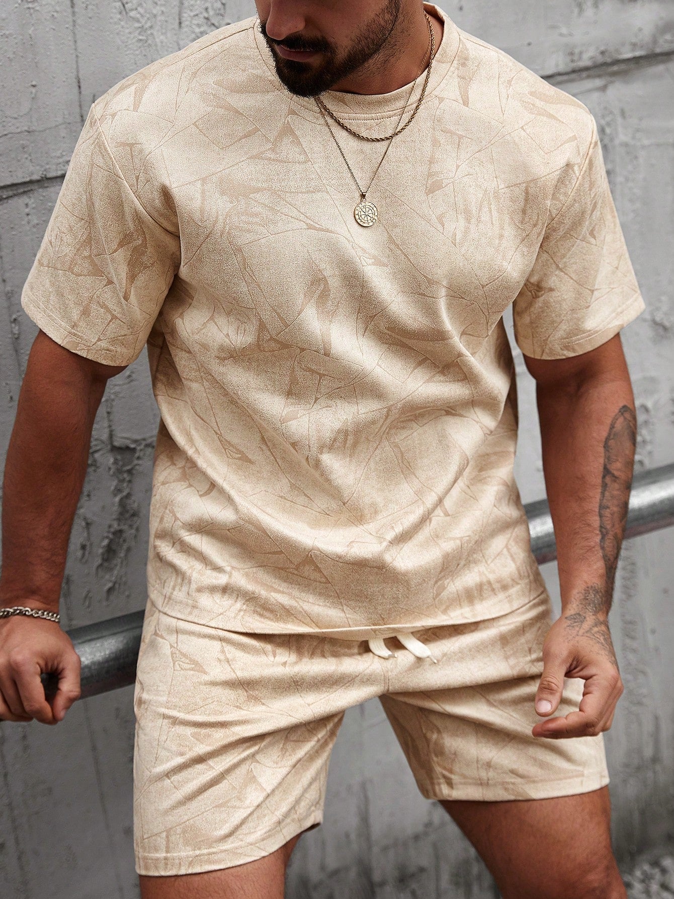 Conjunto Masculino Camiseta Estampa Total E Shorts Cós Ajustável Conjunto Masculino Camiseta Estampa Total E Shorts Cós