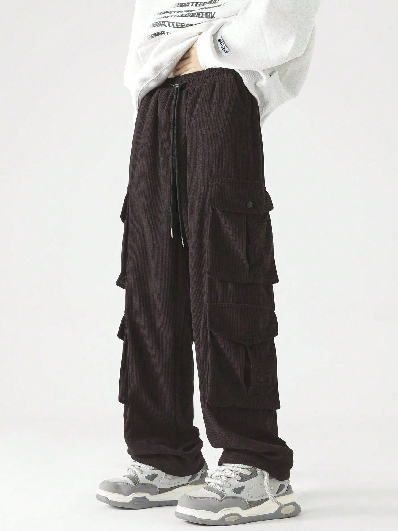 Calça Masculina Cargo Solta Bolsos Sobrepostos E Cintura Ajustável Calça Masculina Cargo Solta Bolsos Sobrepostos E