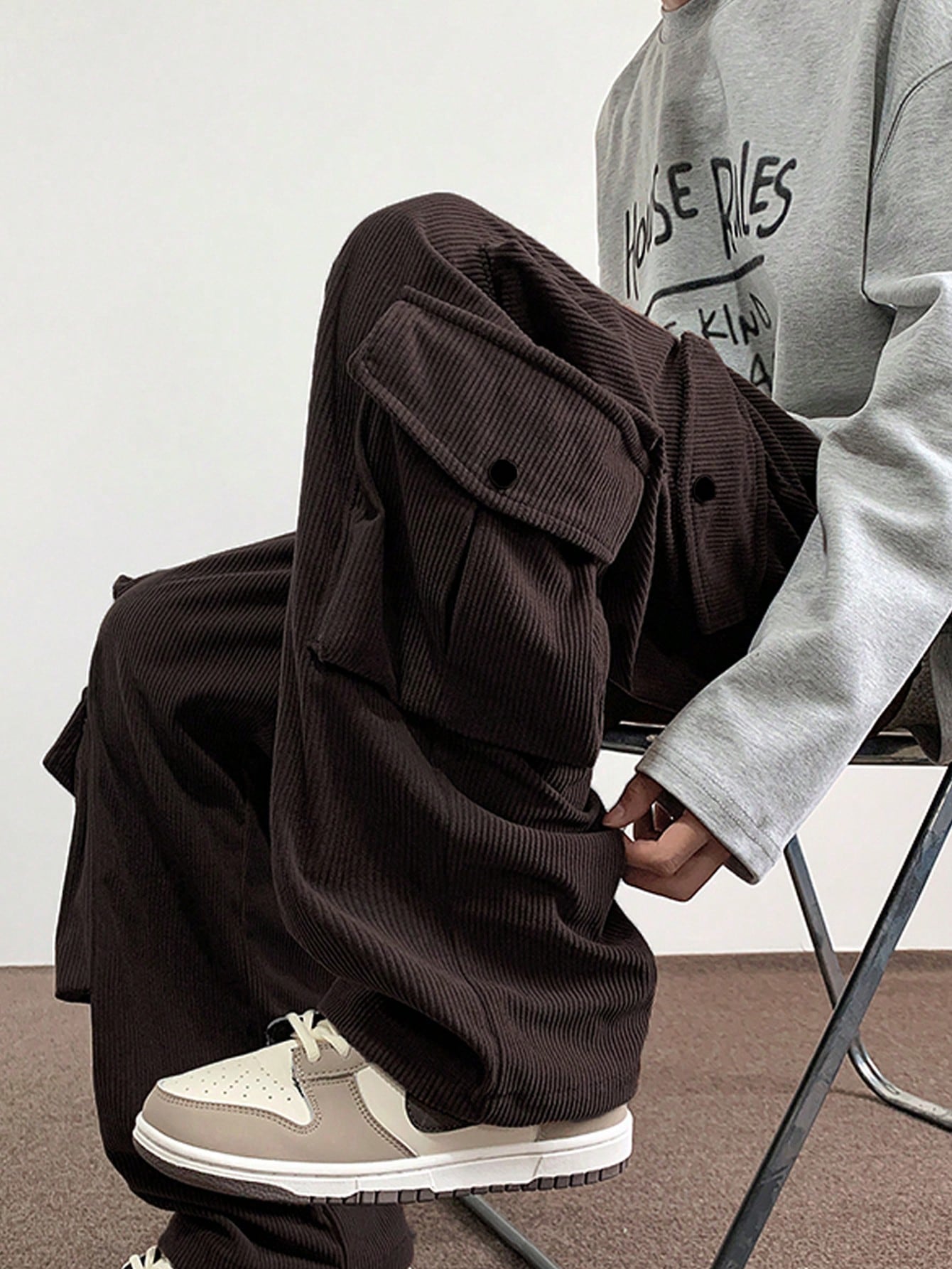 Calça Masculina Cargo Solta Bolsos Sobrepostos E Cintura Ajustável Calça Masculina Cargo Solta Bolsos Sobrepostos E