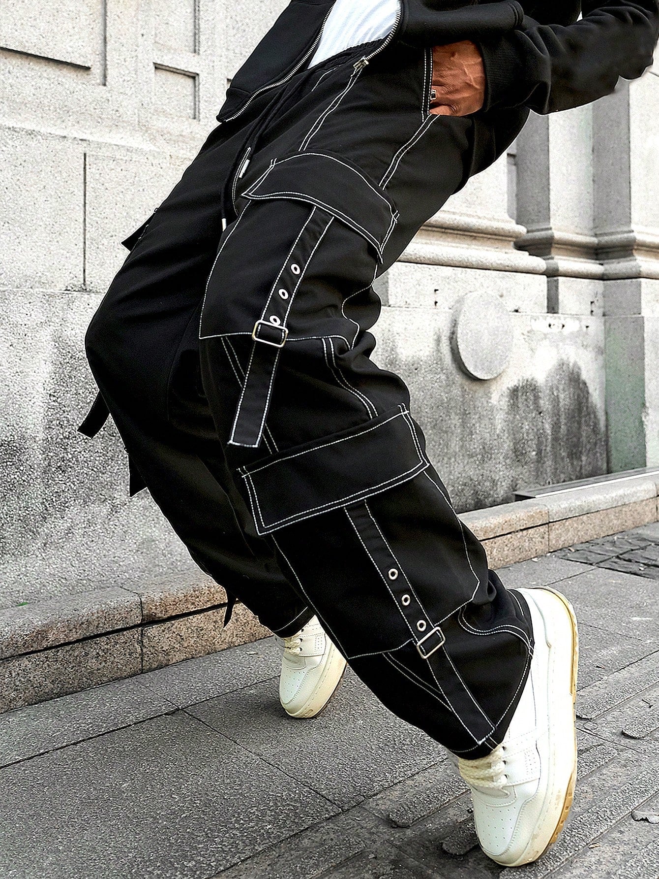 Calça Masculina Cargo Com Fivelas E Costura Contrastante Calça Masculina Cargo Com Fivelas E Costura Contrastante