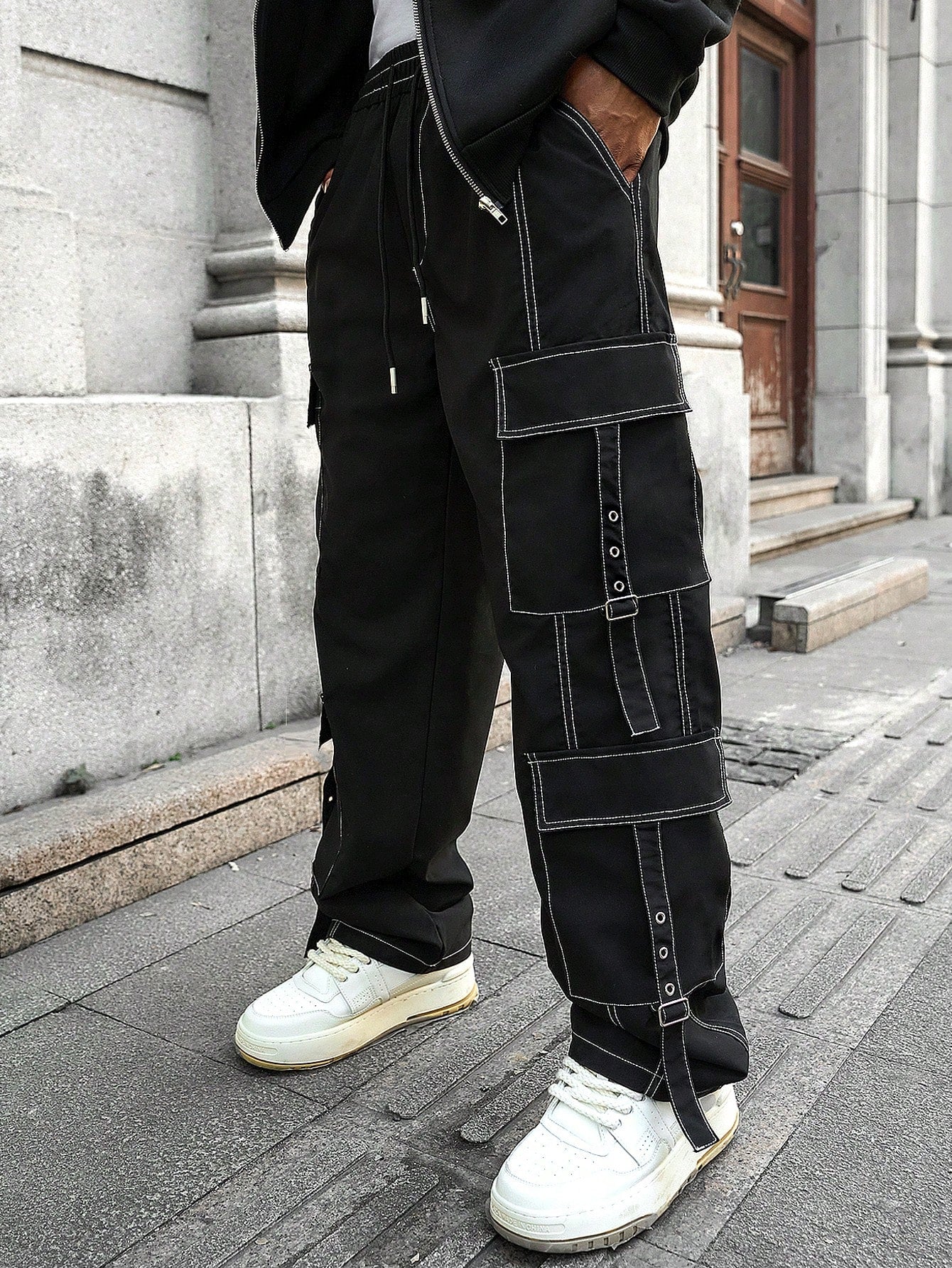 Calça Masculina Cargo Com Fivelas E Costura Contrastante Calça Masculina Cargo Com Fivelas E Costura Contrastante