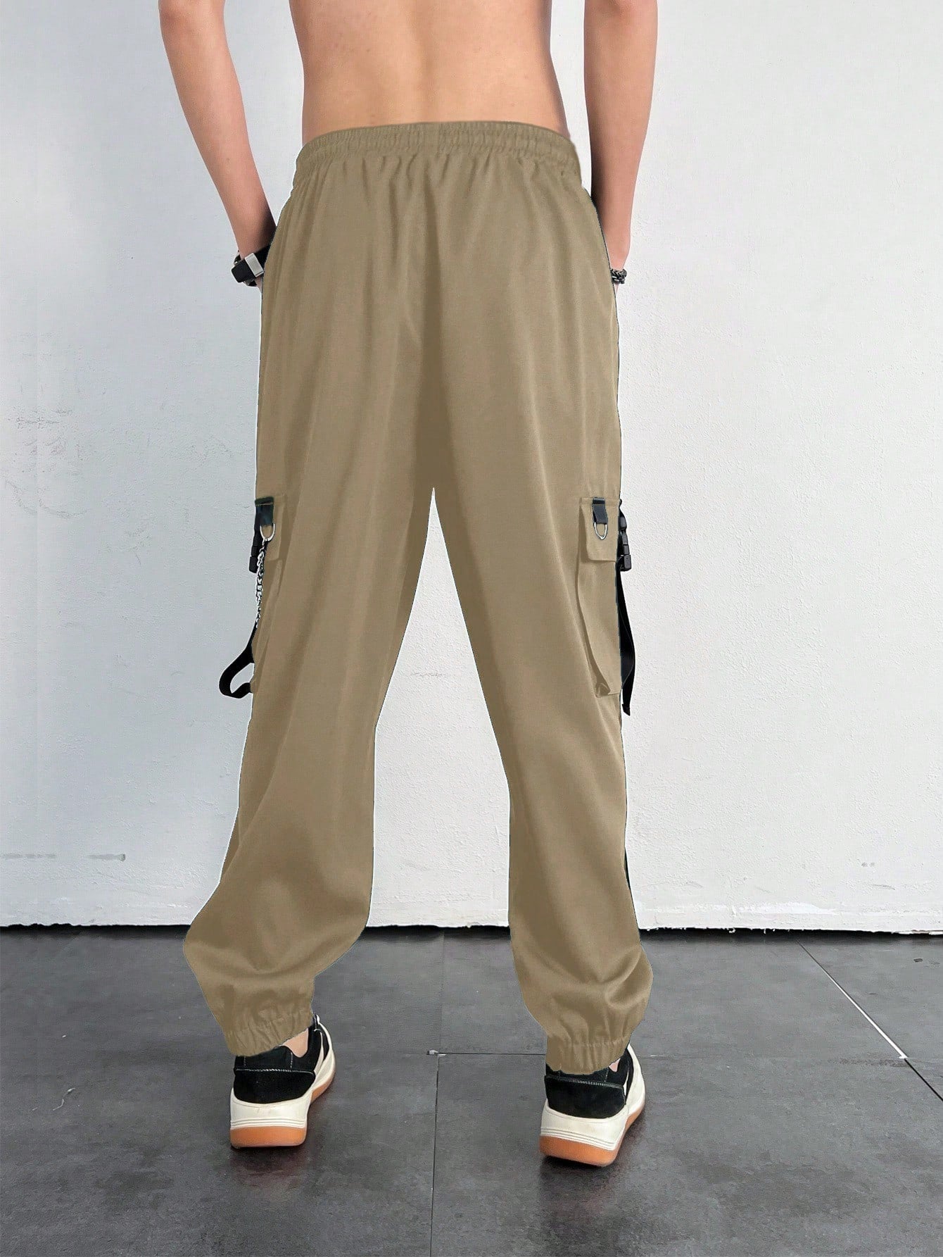 Calça Masculina Cargo Com Corrente Decorativa Bolsos Sobrepostos Calça Masculina Cargo Com Corrente Decorativa Bolsos