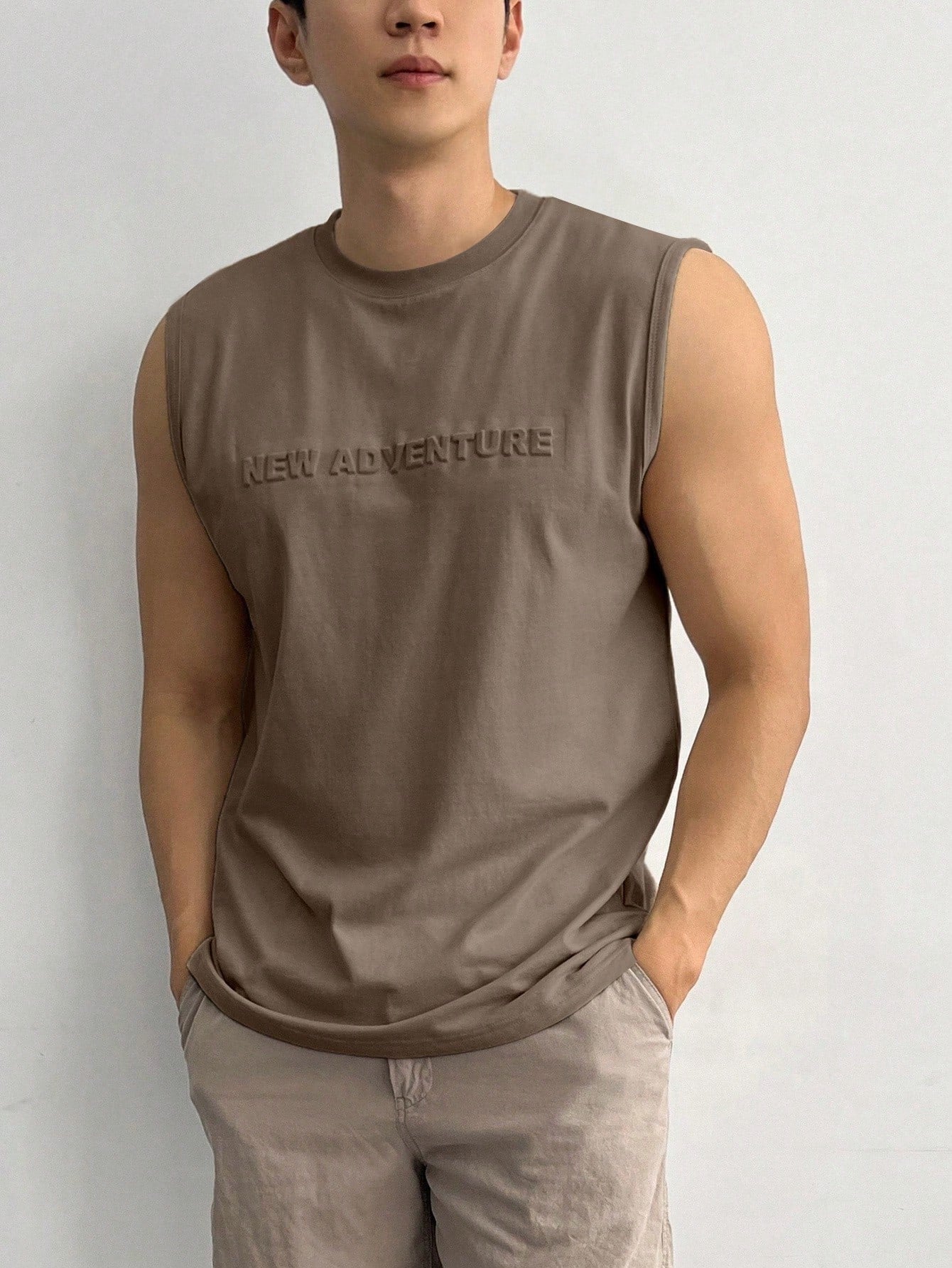 Camiseta Regata Masculina Estampa De Letras Gola Redonda Castanho / PP Camiseta Regata Masculina Estampa De Letras Gola