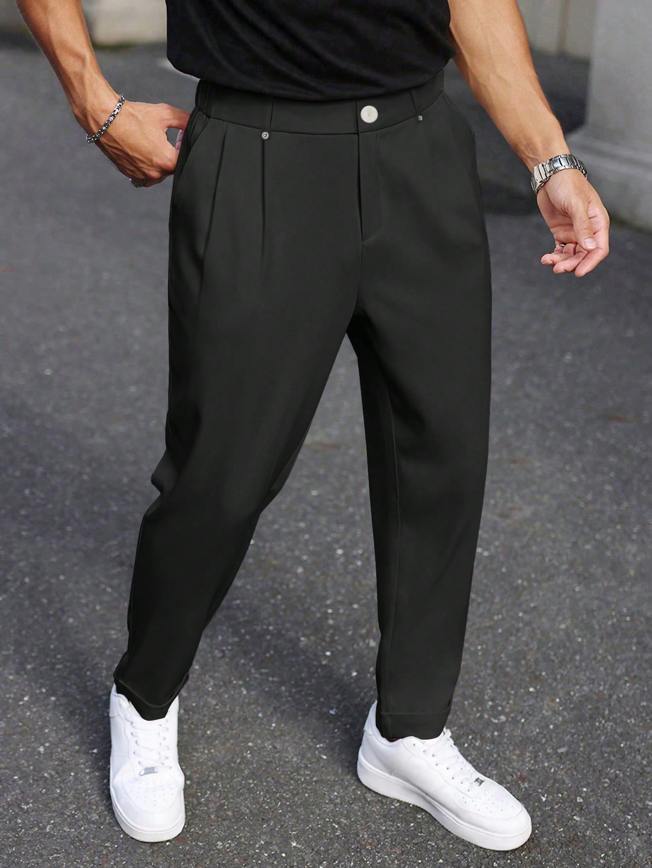 Calça Masculina Alfaiataria Com Pregas Frontais E Cinto Integrado Preto / PP Calça Masculina Alfaiataria Com Pregas