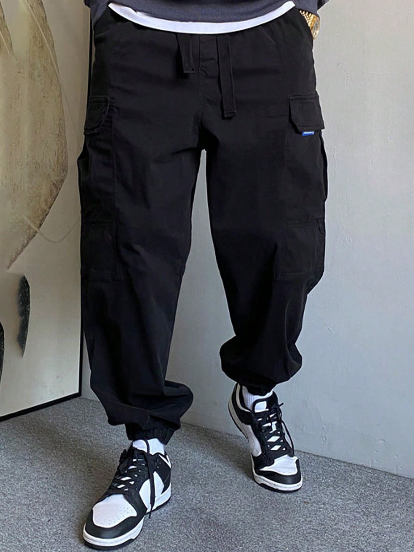 Calça Masculina Jogger Com Design Solto E Bolsos Laterais Calça Masculina Jogger Com Design Solto E Bolsos Laterais