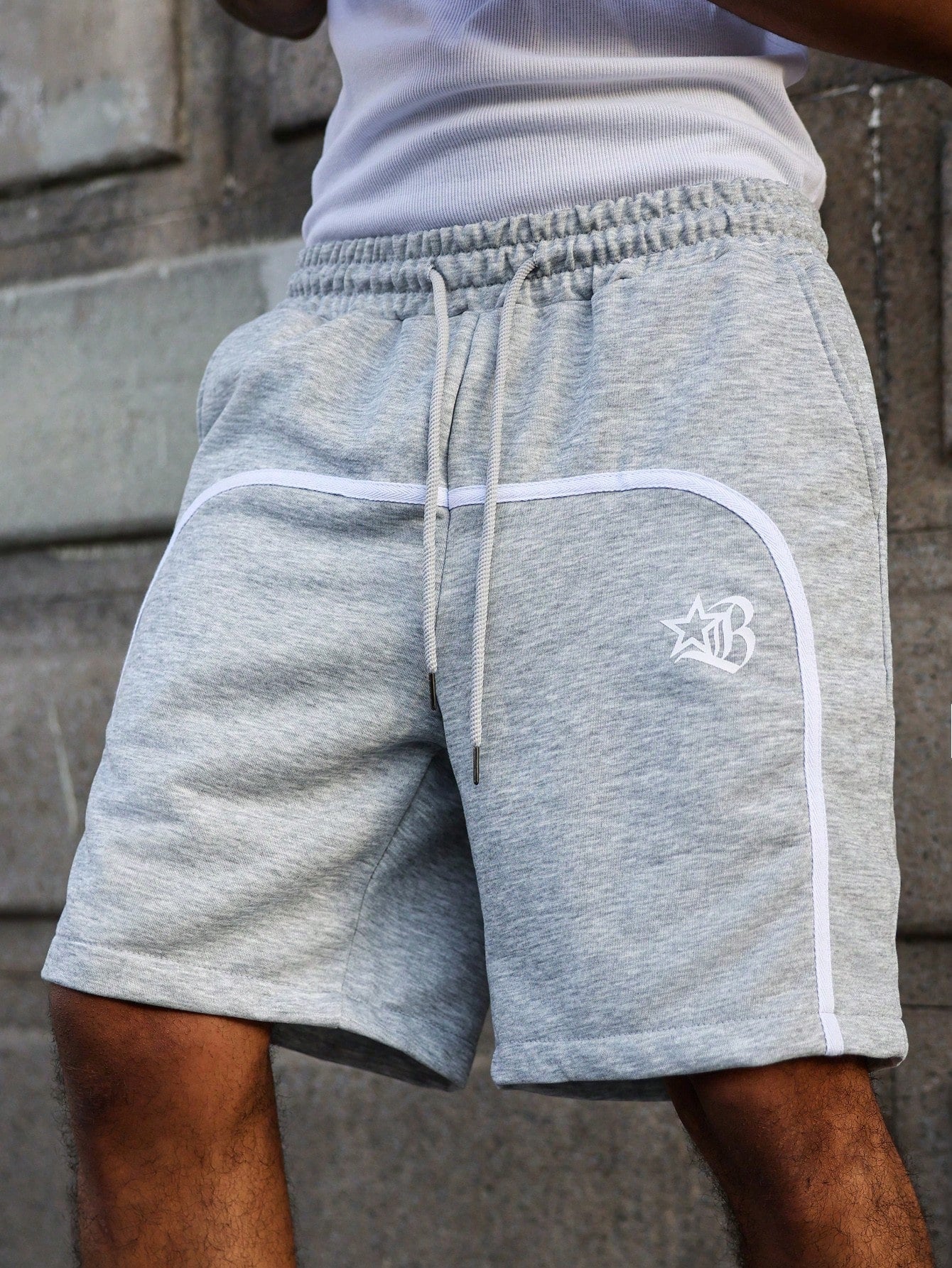 Bermuda Masculina Moletom Detalhes Contrastantes E Cós Ajustável Bermuda Masculina Moletom Detalhes Contrastantes E Cós