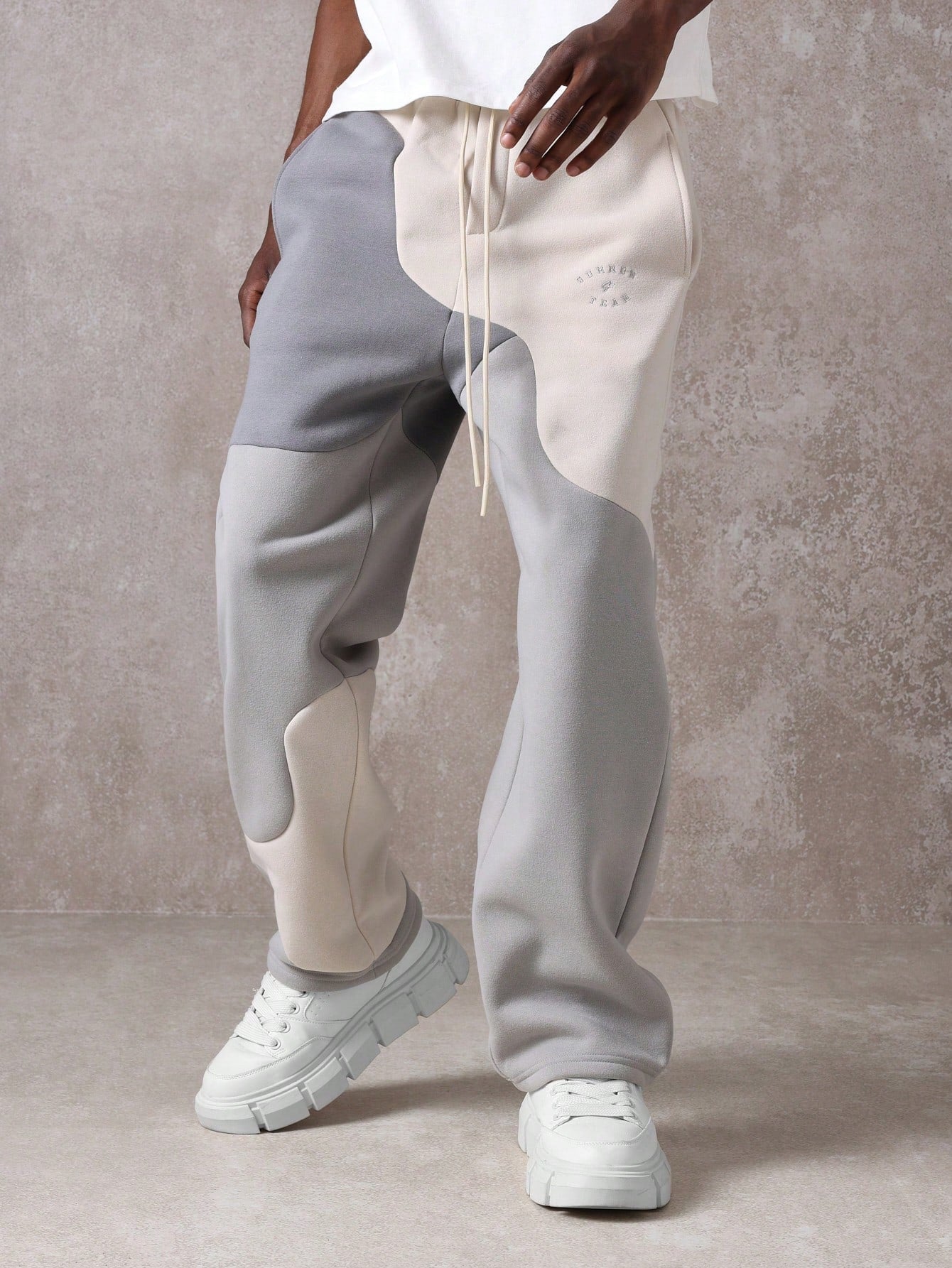 Calça Masculina Jogger Com Recortes Esportivos Urbanos Calça Masculina Jogger Com Recortes Esportivos Urbanos