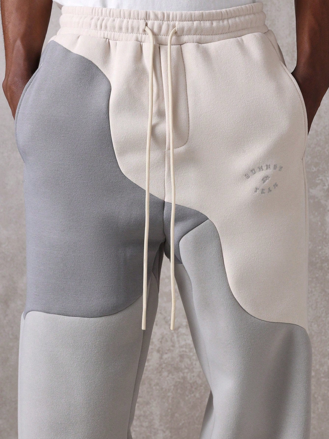 Calça Masculina Jogger Com Recortes Esportivos Urbanos Calça Masculina Jogger Com Recortes Esportivos Urbanos