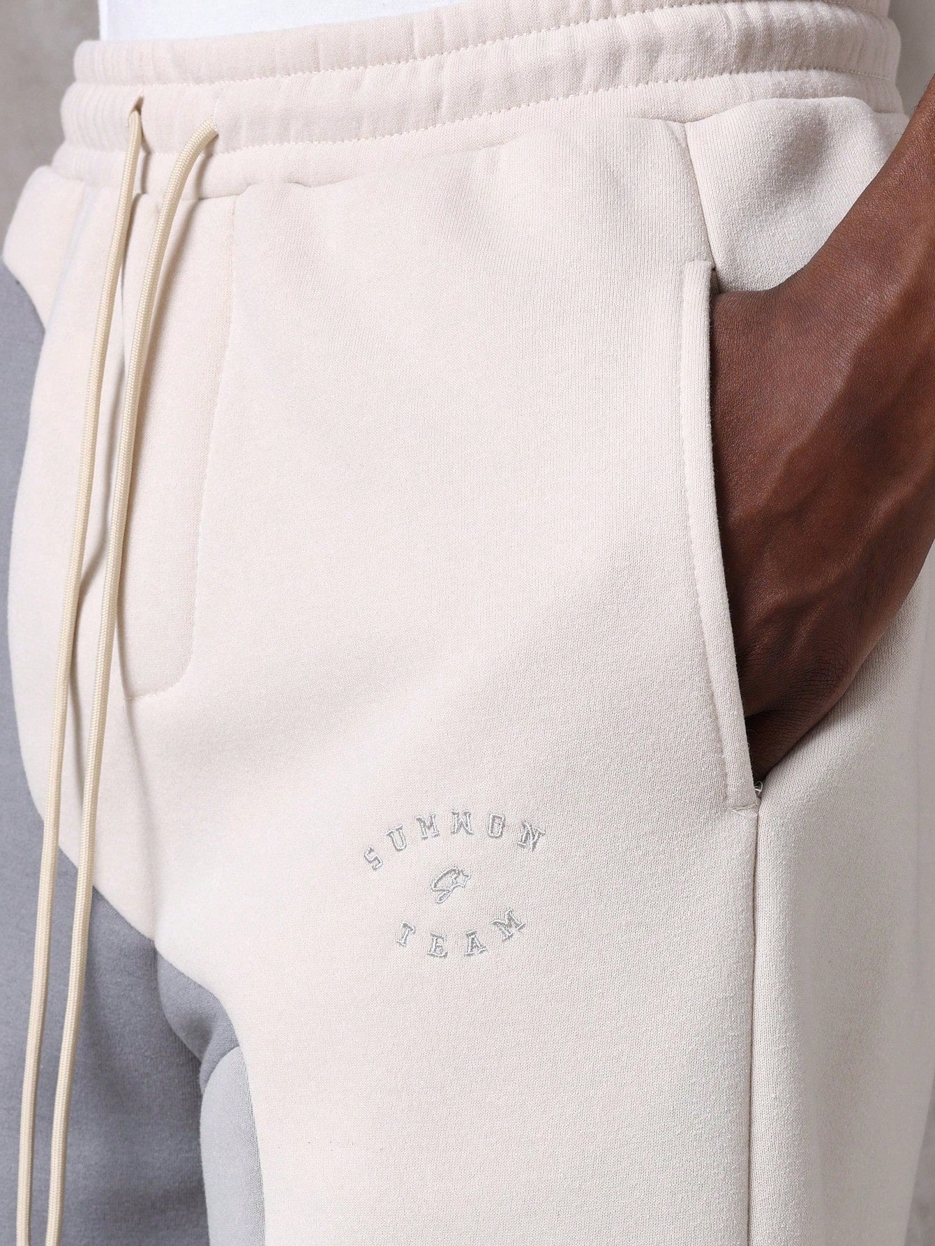 Calça Masculina Jogger Com Recortes Esportivos Urbanos Calça Masculina Jogger Com Recortes Esportivos Urbanos