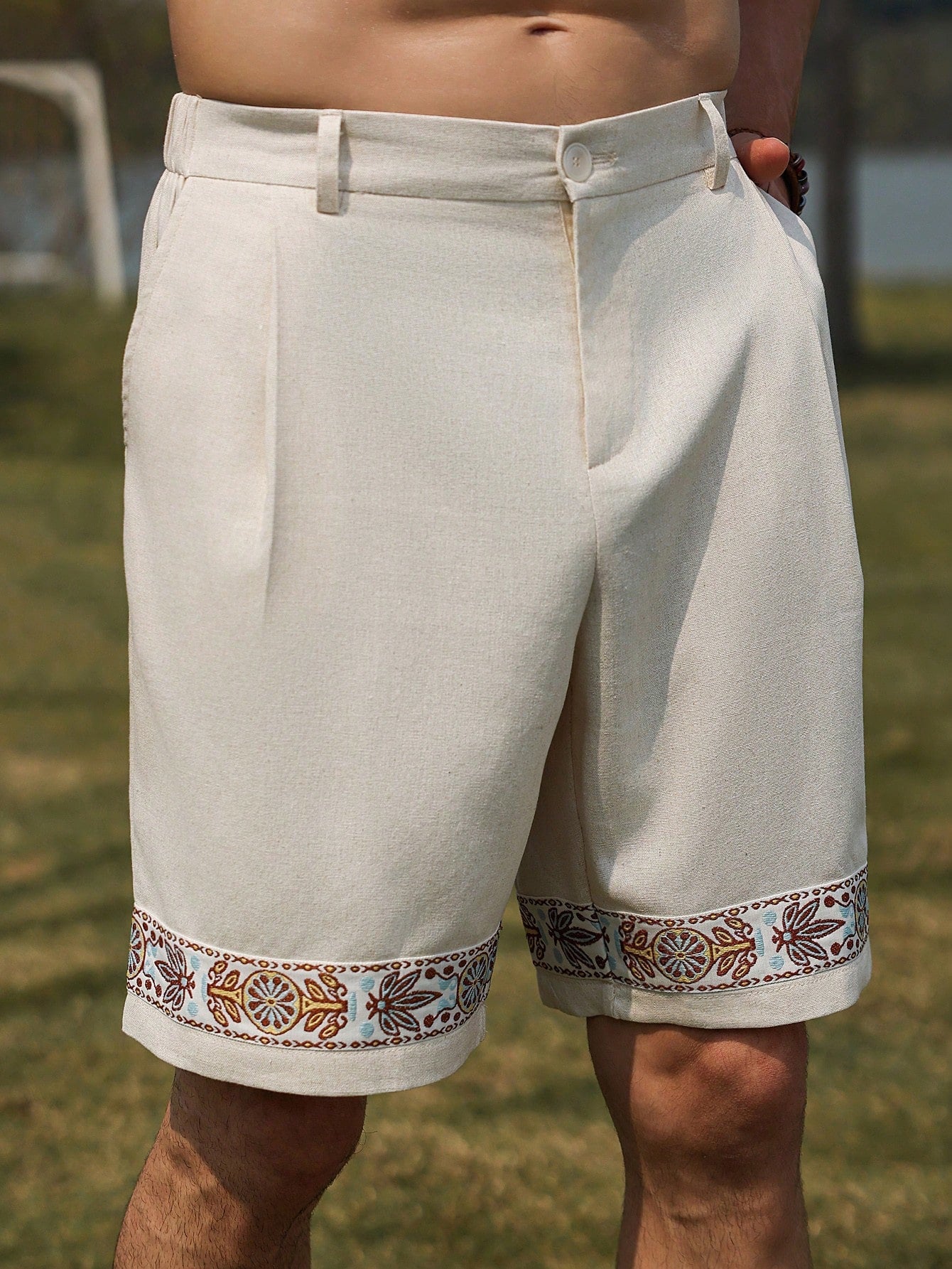 Bermuda Masculina Com Barra Bordada E Estilo Sofisticado Bege / PP Bermuda Masculina Com Barra Bordada E Estilo