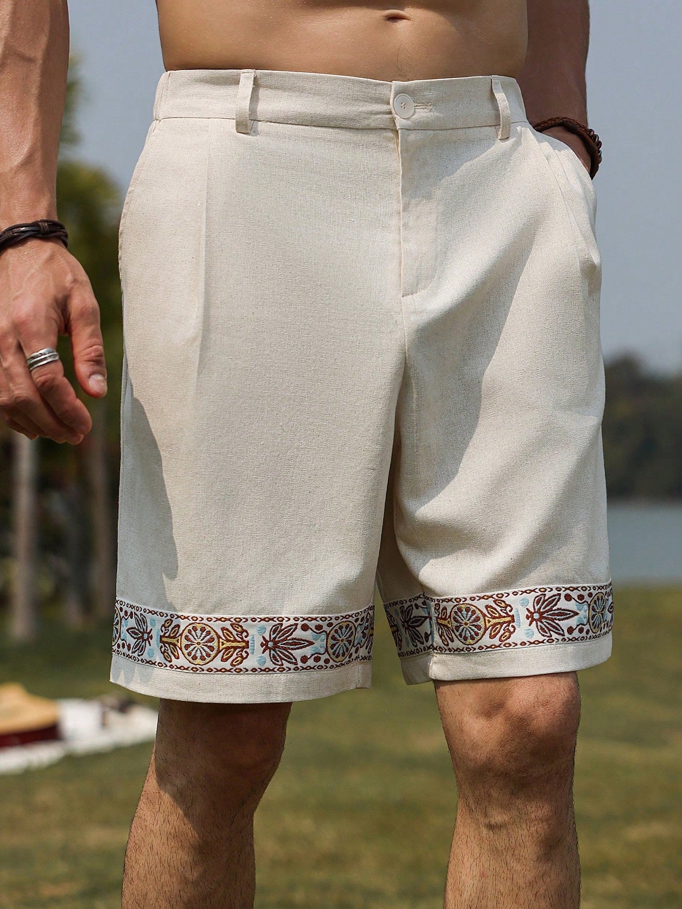 Bermuda Masculina Com Barra Bordada E Estilo Sofisticado Bermuda Masculina Com Barra Bordada E Estilo Sofisticado