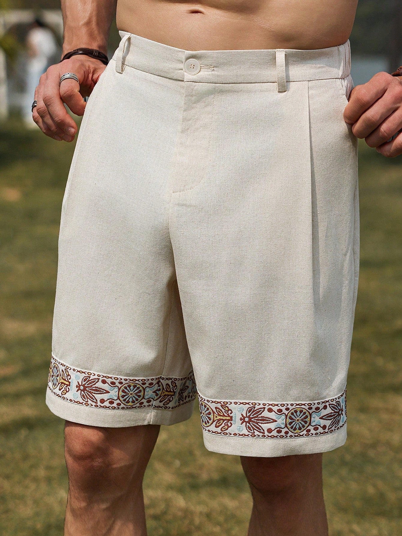 Bermuda Masculina Com Barra Bordada E Estilo Sofisticado Bermuda Masculina Com Barra Bordada E Estilo Sofisticado