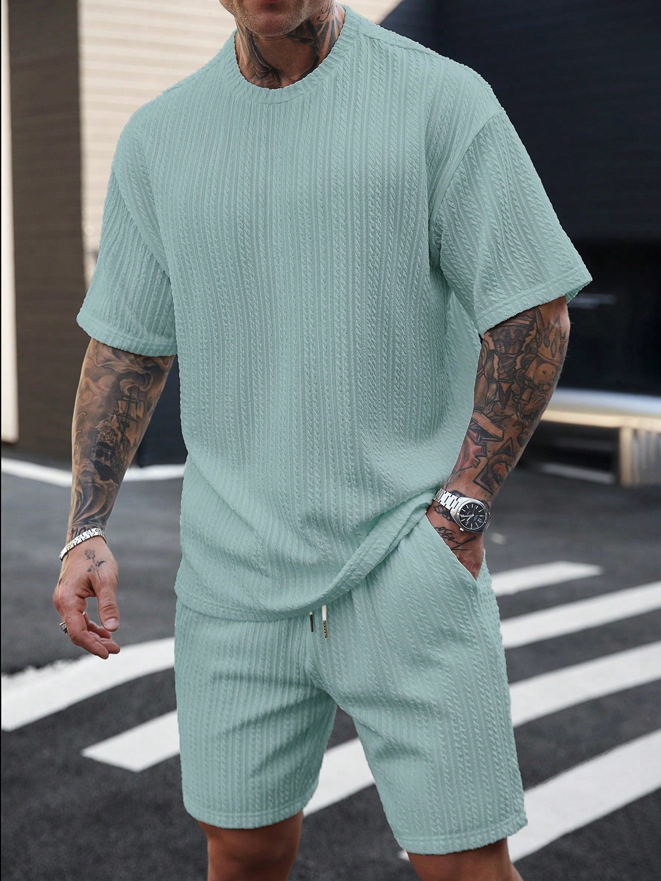 Conjunto Masculino Camiseta Texturizada Ombro Caído E Shorts Casuais Conjunto Masculino Camiseta Texturizada Ombro