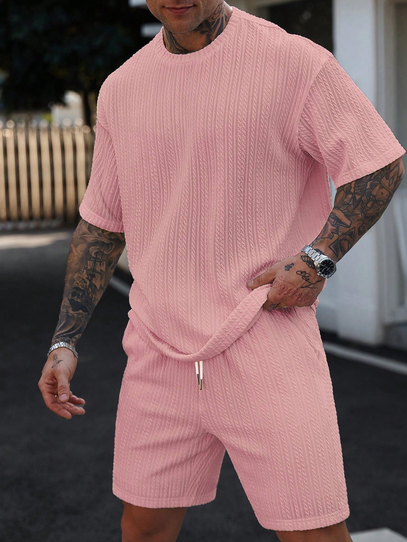 Conjunto Masculino Camiseta Texturizada Ombro Caído E Shorts Casuais Rosa / PP Conjunto Masculino Camiseta Texturizada