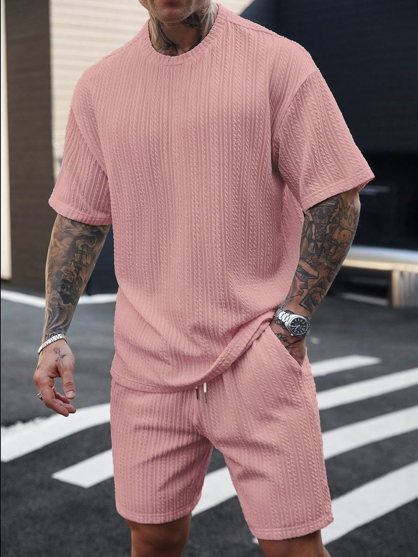 Conjunto Masculino Camiseta Texturizada Ombro Caído E Shorts Casuais Conjunto Masculino Camiseta Texturizada Ombro