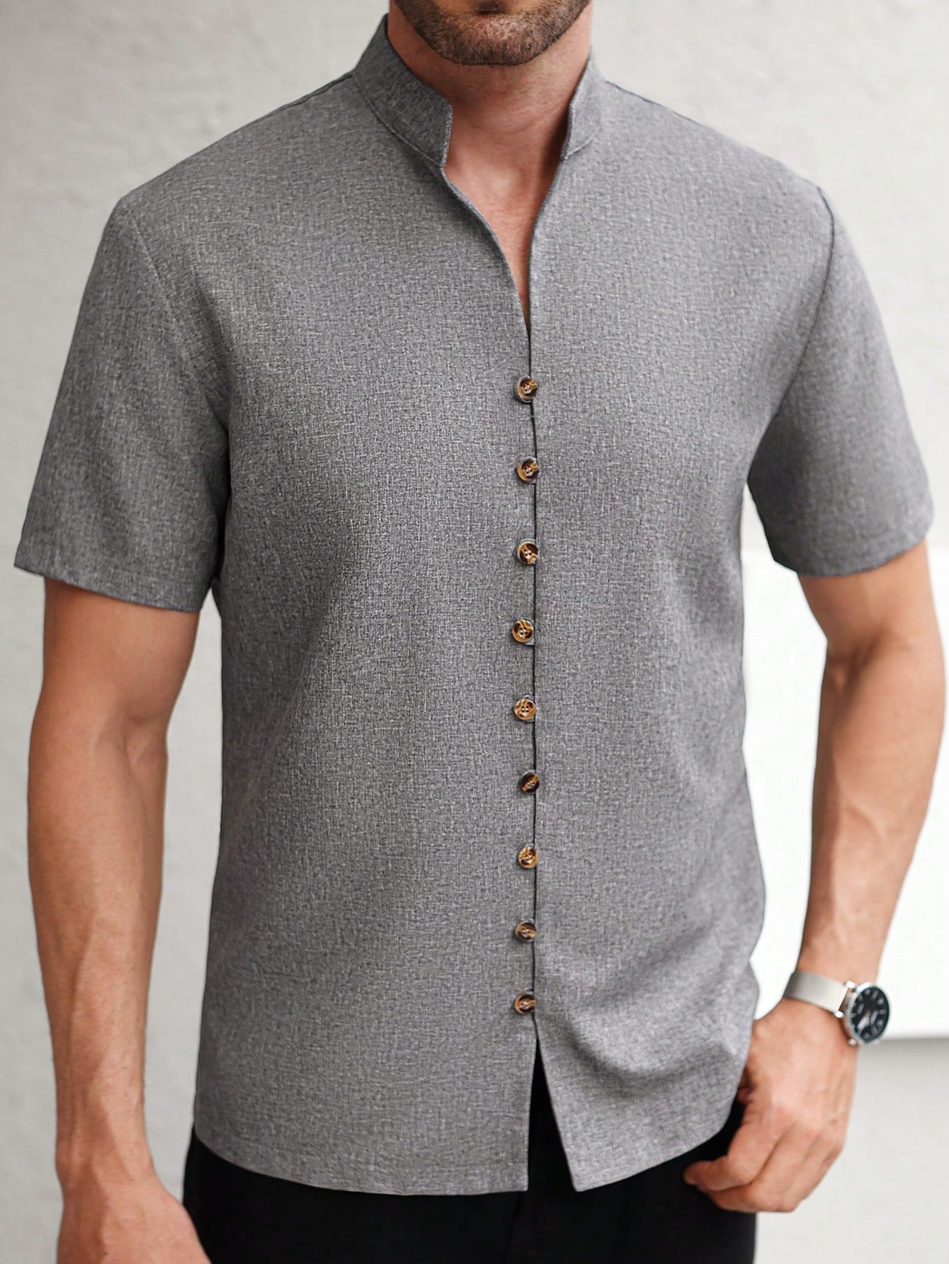 Camisa Masculina Gola Padre Assimétrica Botões Laterais Cinza / PP Camisa Masculina Gola Padre Assimétrica Botões