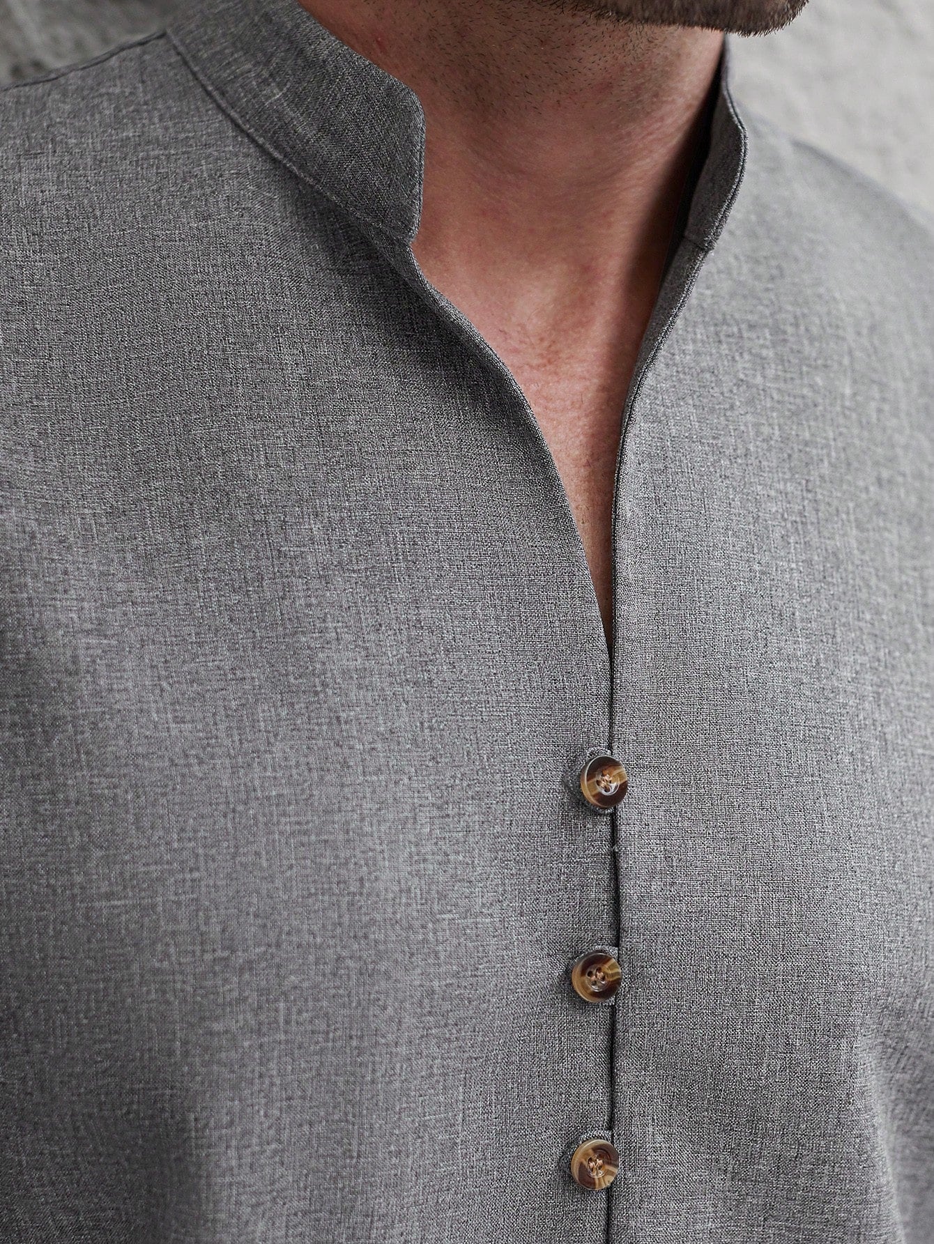 Camisa Masculina Gola Padre Assimétrica Botões Laterais Camisa Masculina Gola Padre Assimétrica Botões Laterais