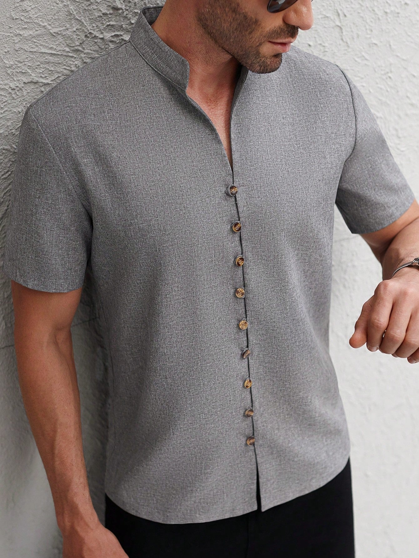 Camisa Masculina Gola Padre Assimétrica Botões Laterais Camisa Masculina Gola Padre Assimétrica Botões Laterais