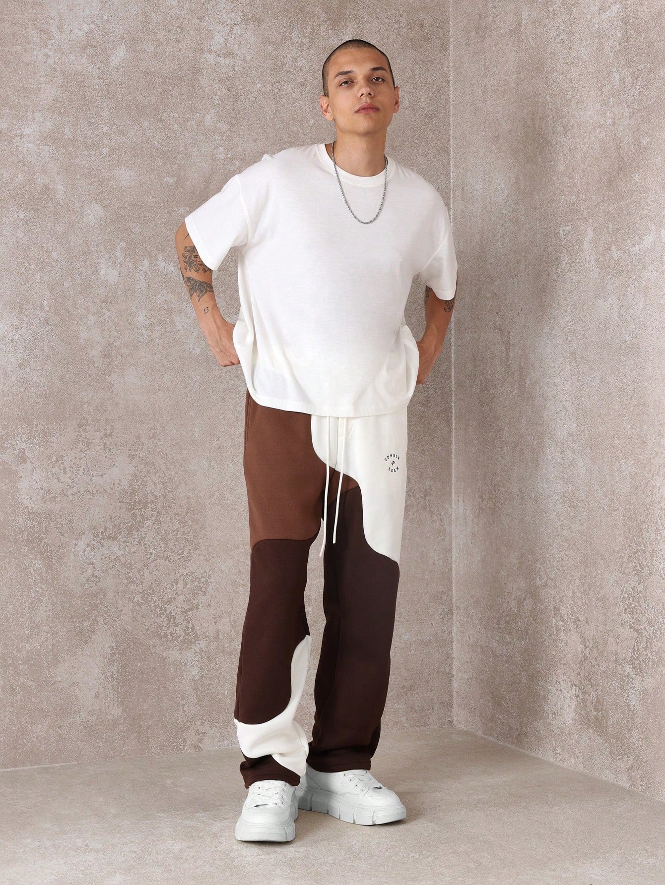 Calça Masculina Jogger Com Recortes Esportivos Urbanos Calça Masculina Jogger Com Recortes Esportivos Urbanos