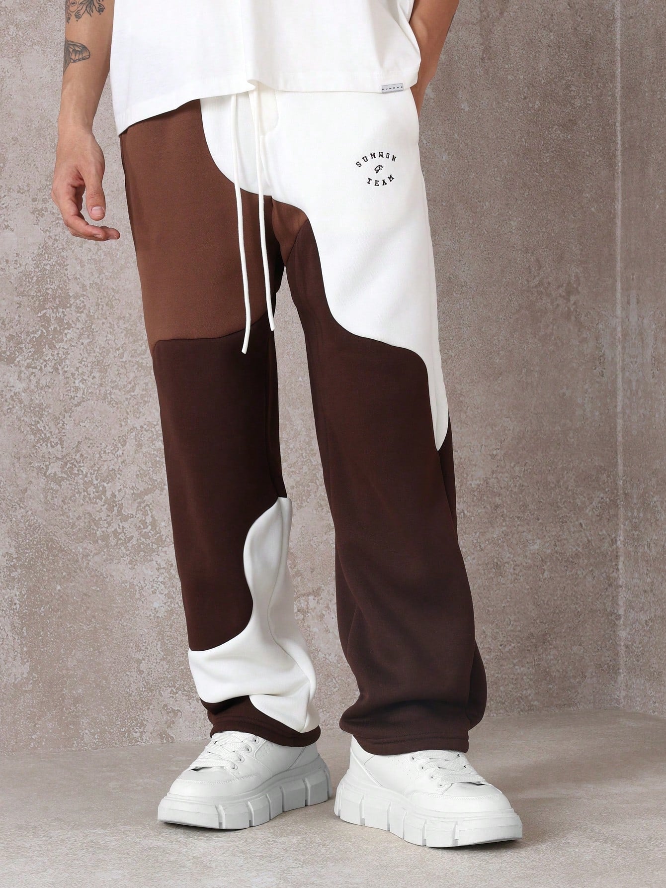 Calça Masculina Jogger Com Recortes Esportivos Urbanos Castanho / PP Calça Masculina Jogger Com Recortes Esportivos